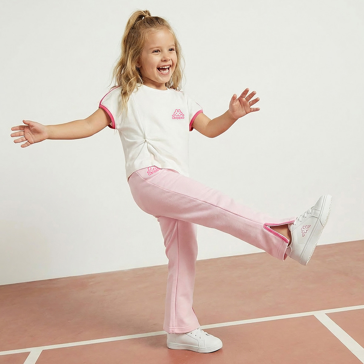 طقم تيشيرت بياقة مستديرة وأكمام قصيرة وبنطلون بتفاصيل كسرات من كابا-girls-clothing-sportswear-sets-image-7