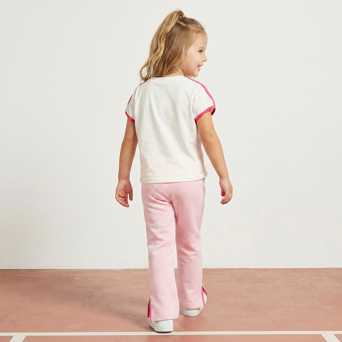طقم تيشيرت بياقة مستديرة وأكمام قصيرة وبنطلون بتفاصيل كسرات من كابا-girls-clothing-sportswear-sets-image-5