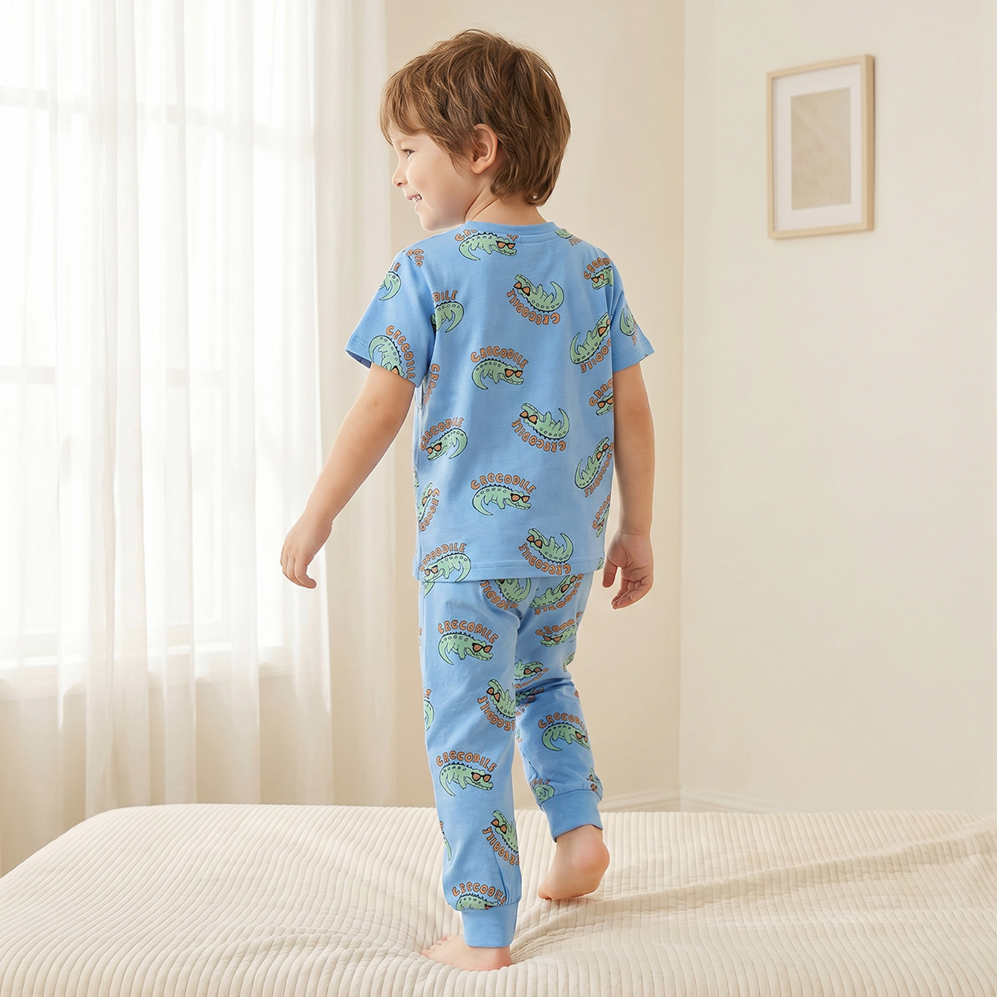 طقم بيجاما قطن بأكمام قصيرة وياقة ضيقة بطبعات تمساح من جونيورز-boys-clothing-nightwear-image-4