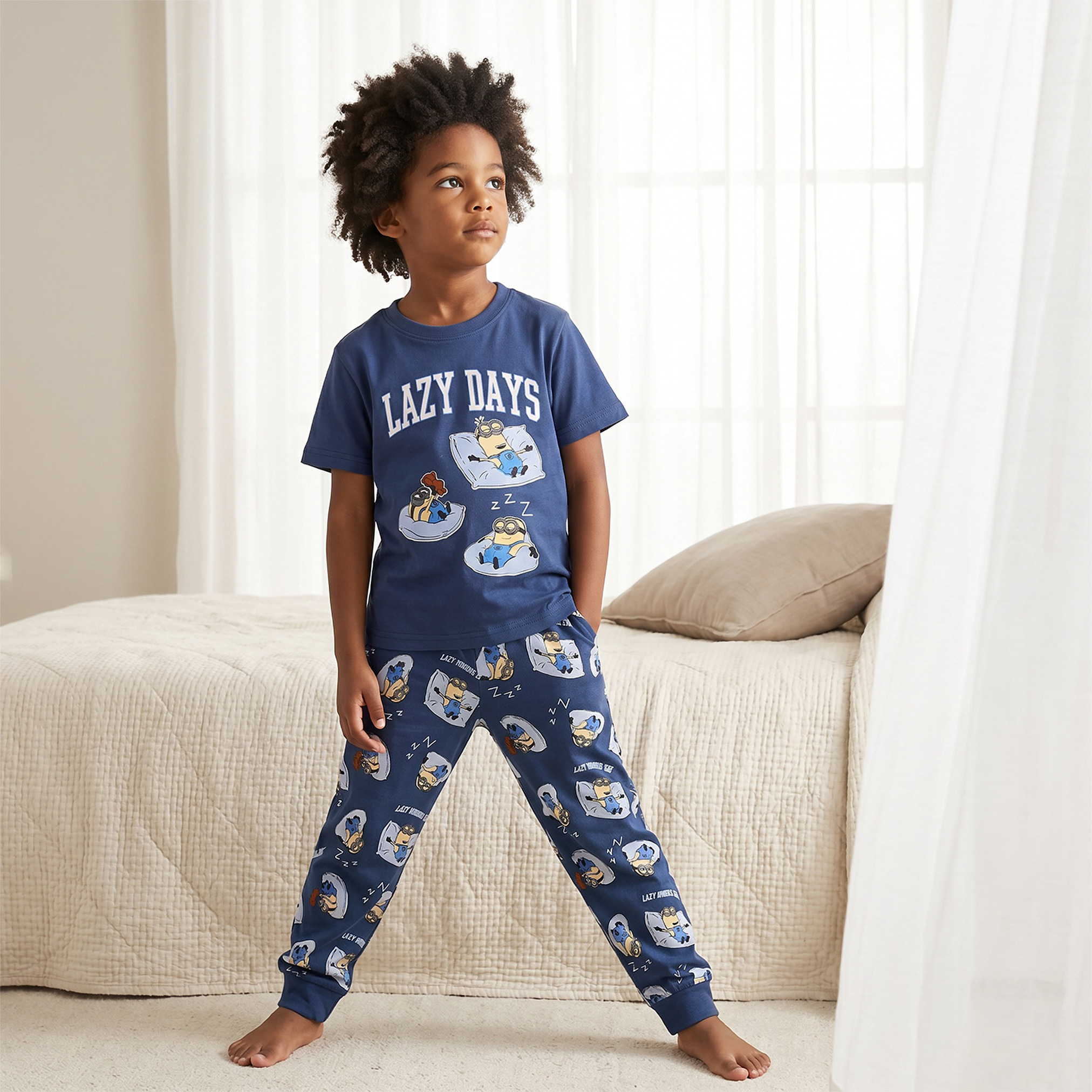 طقم بيجاما قطن بياقة دائرية وأكمام قصيرة بطبعات مينونز من يونيفرسال-boys-clothing-nightwear-image-1