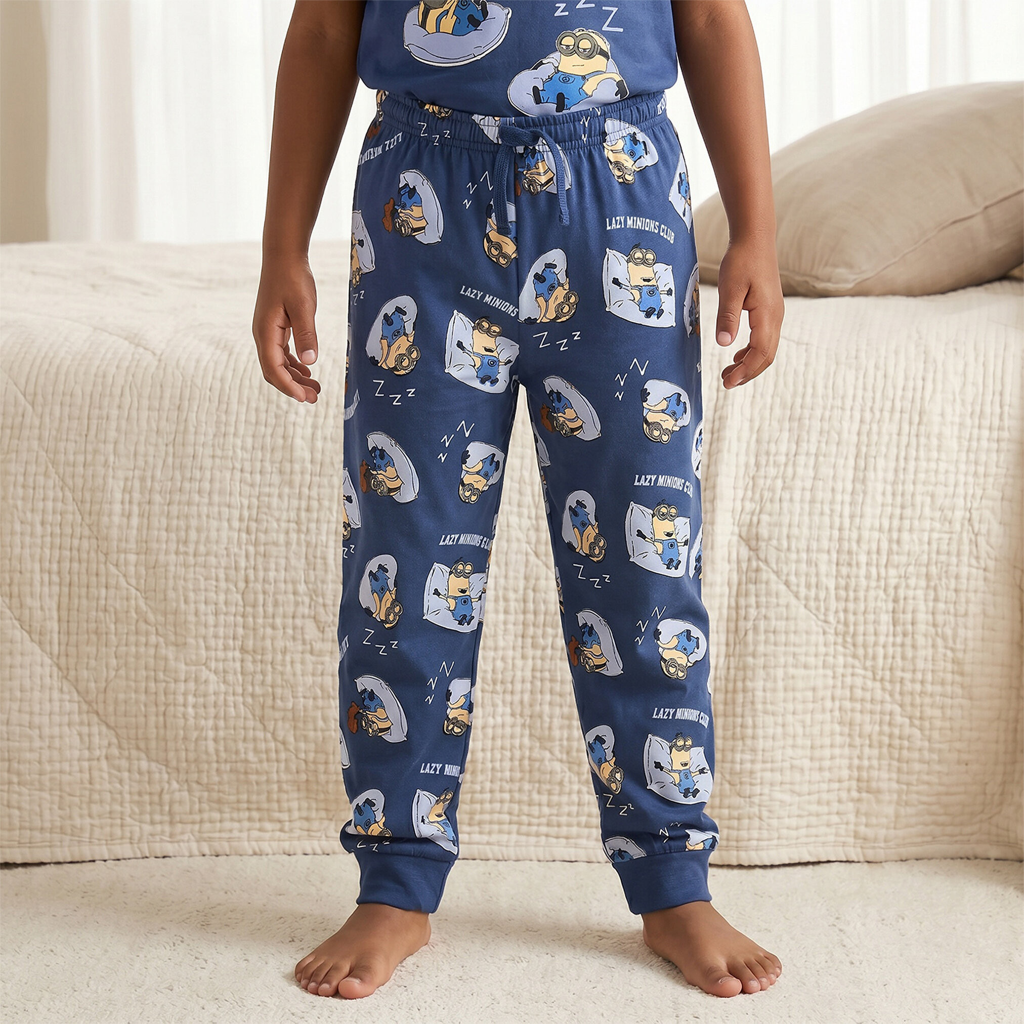 طقم بيجاما قطن بياقة دائرية وأكمام قصيرة بطبعات مينونز من يونيفرسال-boys-clothing-nightwear-image-3