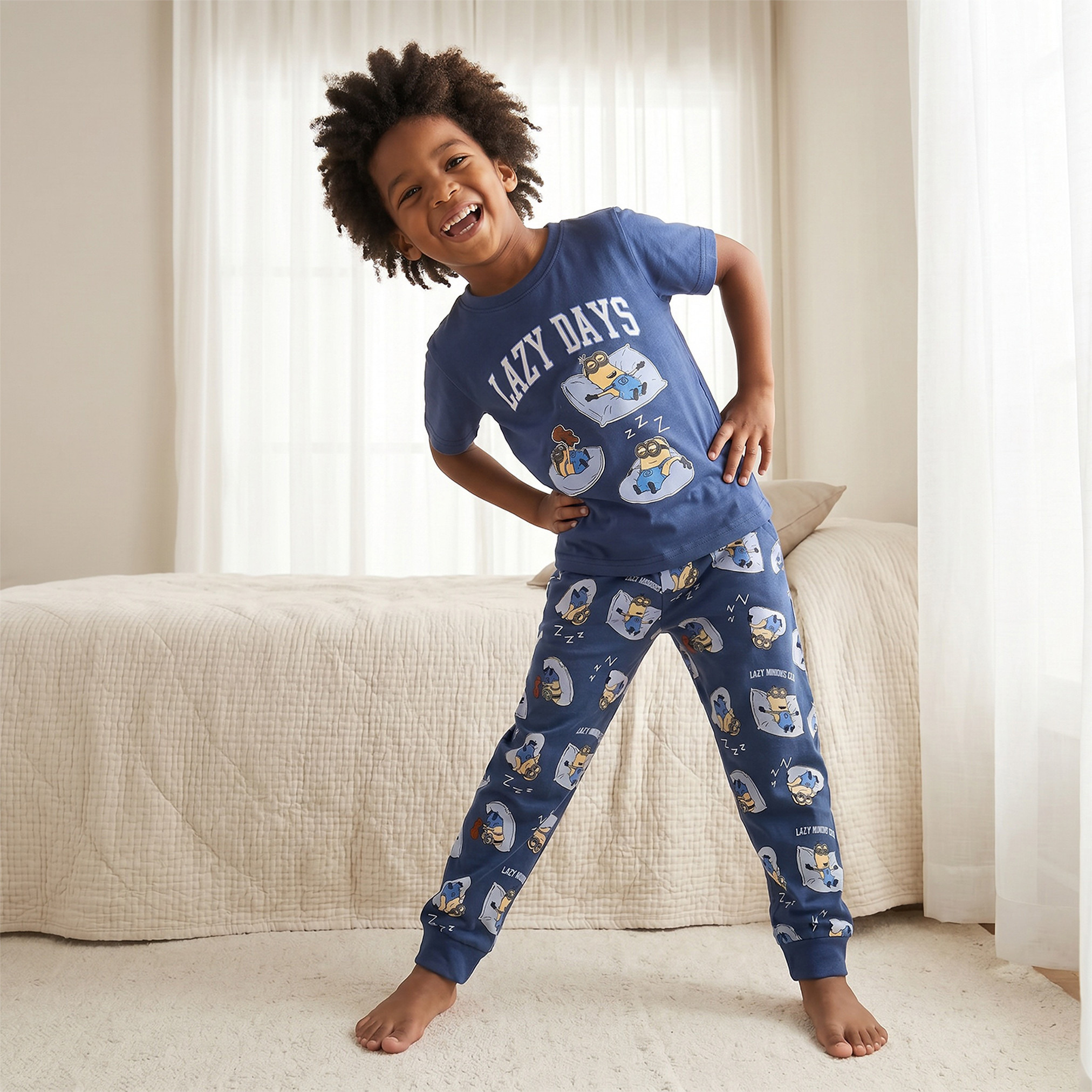 طقم بيجاما قطن بياقة دائرية وأكمام قصيرة بطبعات مينونز من يونيفرسال-boys-clothing-nightwear-image-7