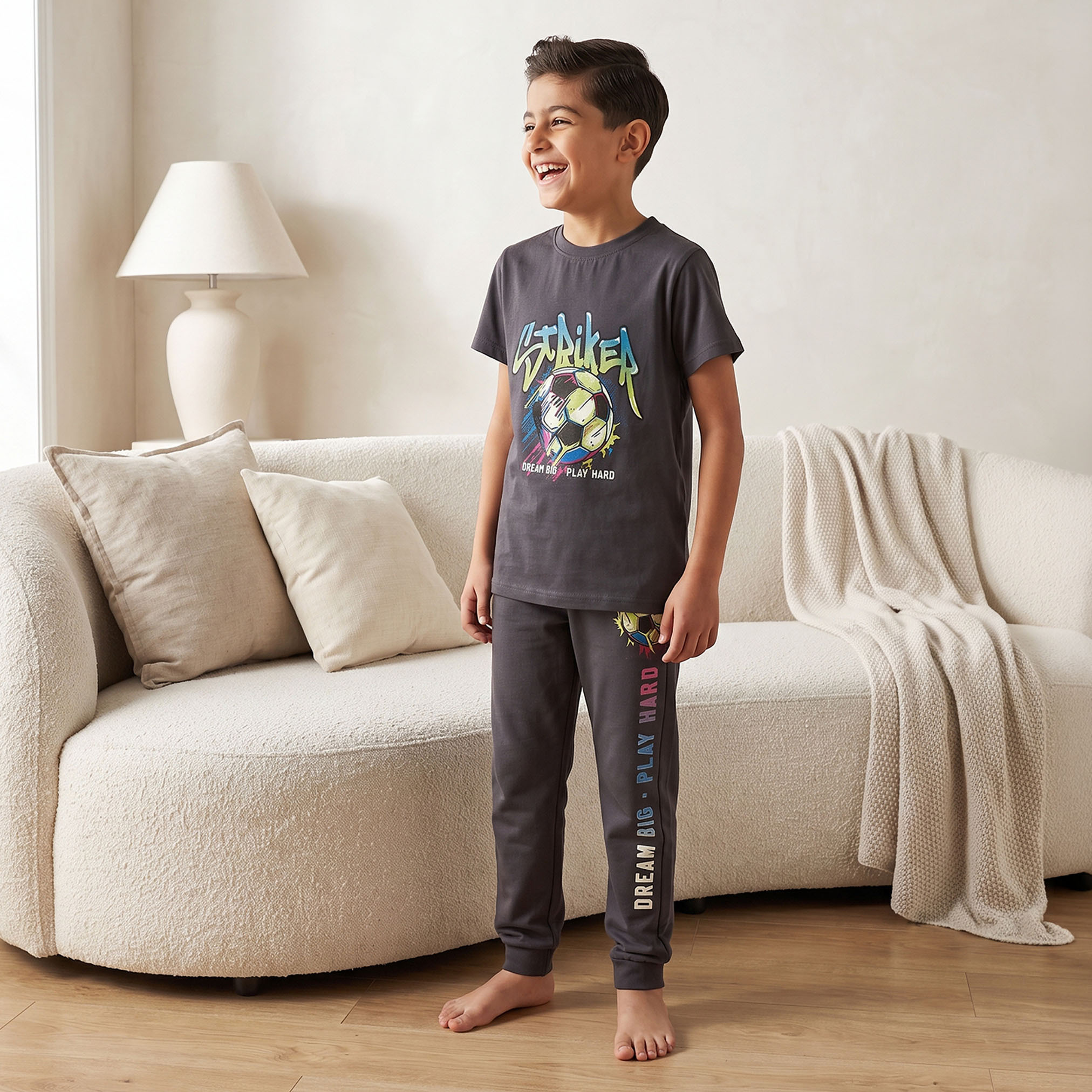 طقم بيجاما قطن بياقة ضيقة وأكمام قصيرة بطبعات كرة القدم من جونيورز-boys-clothing-nightwear-image-1