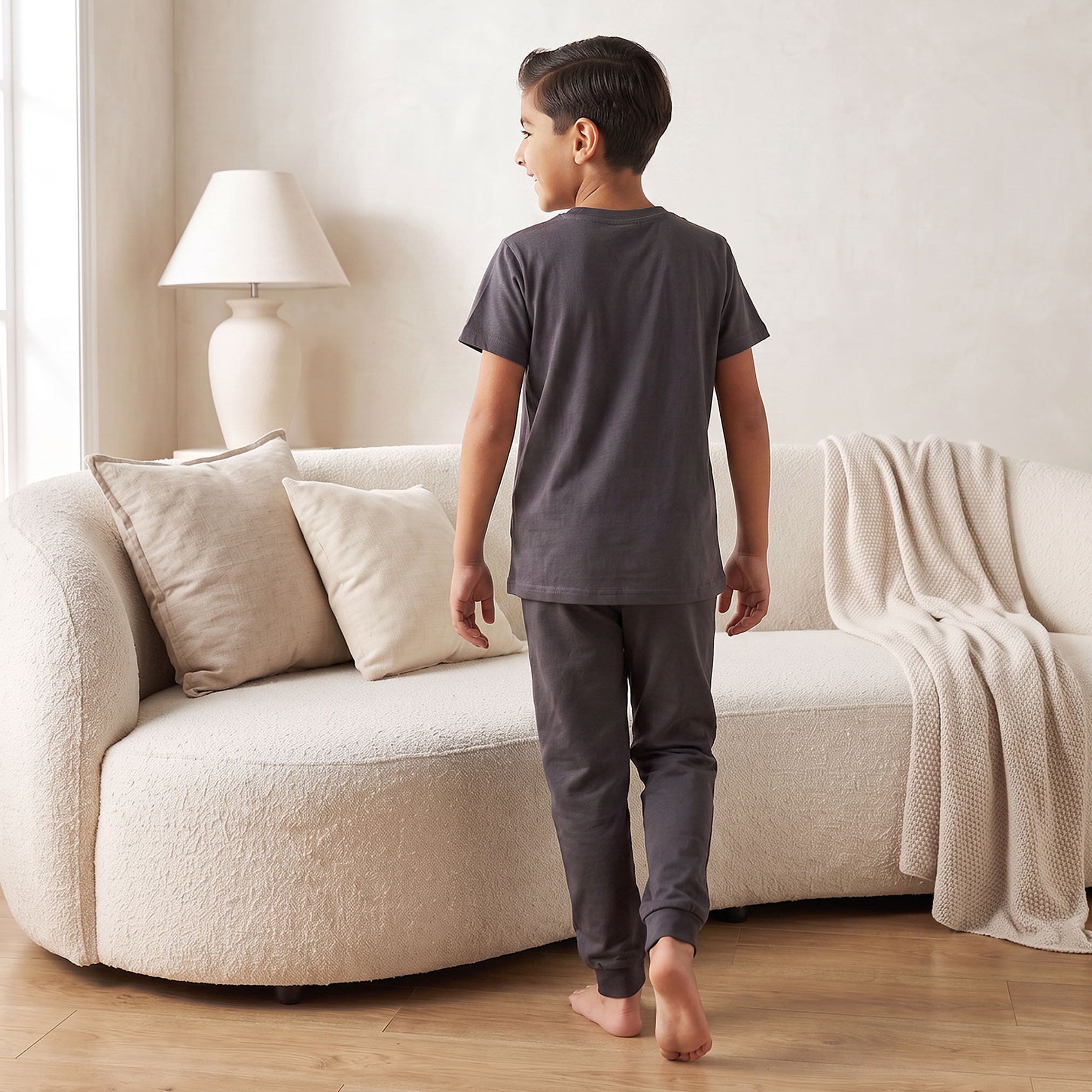 طقم بيجاما قطن بياقة ضيقة وأكمام قصيرة بطبعات كرة القدم من جونيورز-boys-clothing-nightwear-image-2