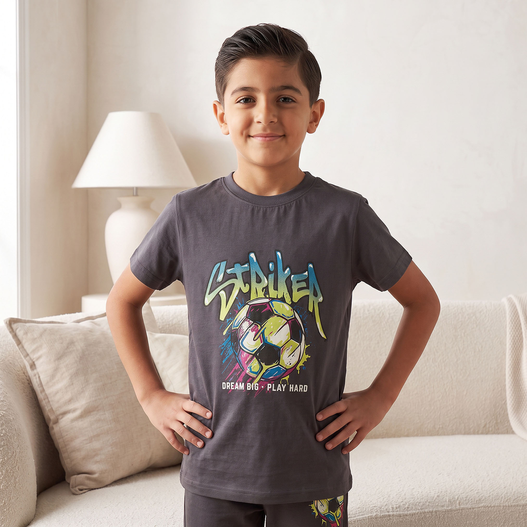 طقم بيجاما قطن بياقة ضيقة وأكمام قصيرة بطبعات كرة القدم من جونيورز-boys-clothing-nightwear-image-3