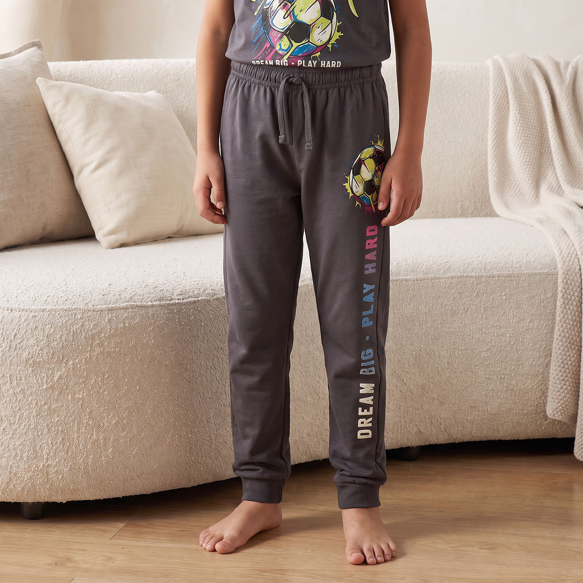 طقم بيجاما قطن بياقة ضيقة وأكمام قصيرة بطبعات كرة القدم من جونيورز-boys-clothing-nightwear-image-4