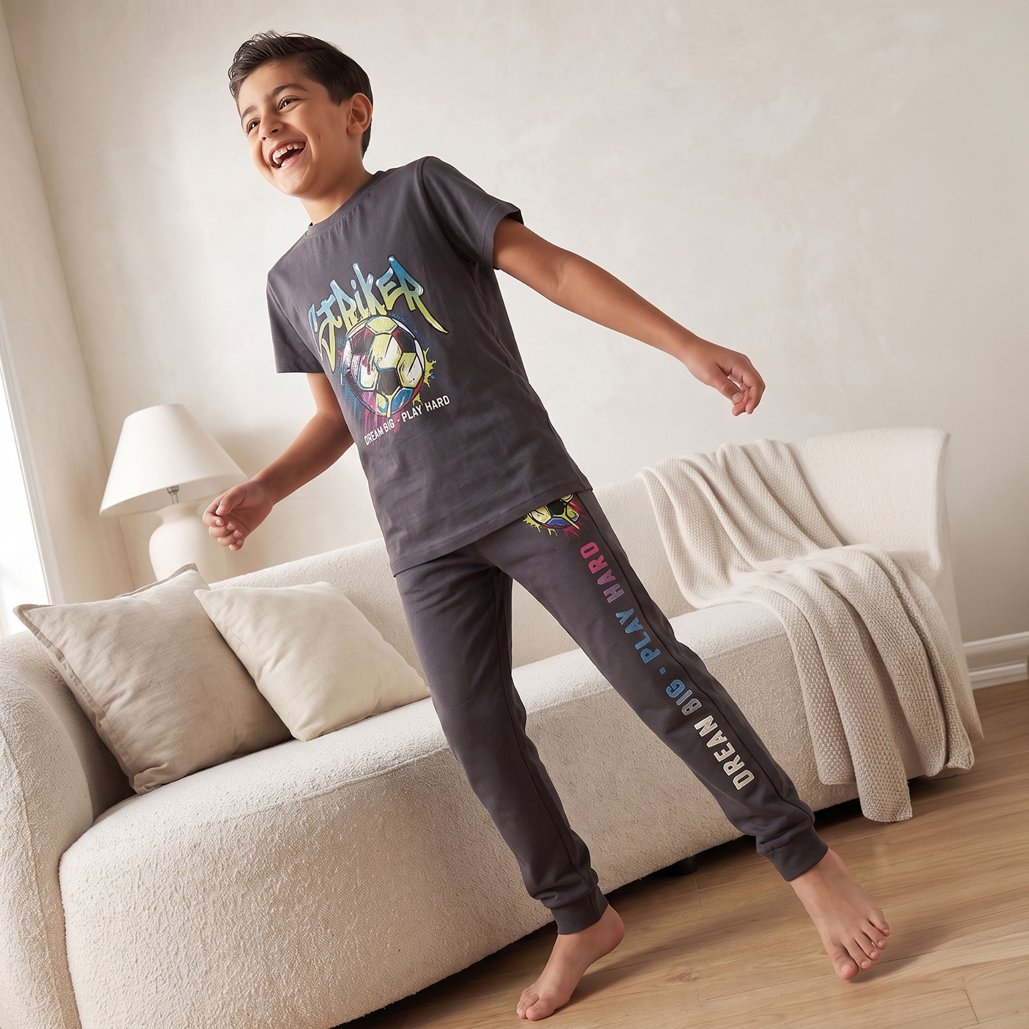 طقم بيجاما قطن بياقة ضيقة وأكمام قصيرة بطبعات كرة القدم من جونيورز-boys-clothing-nightwear-image-5