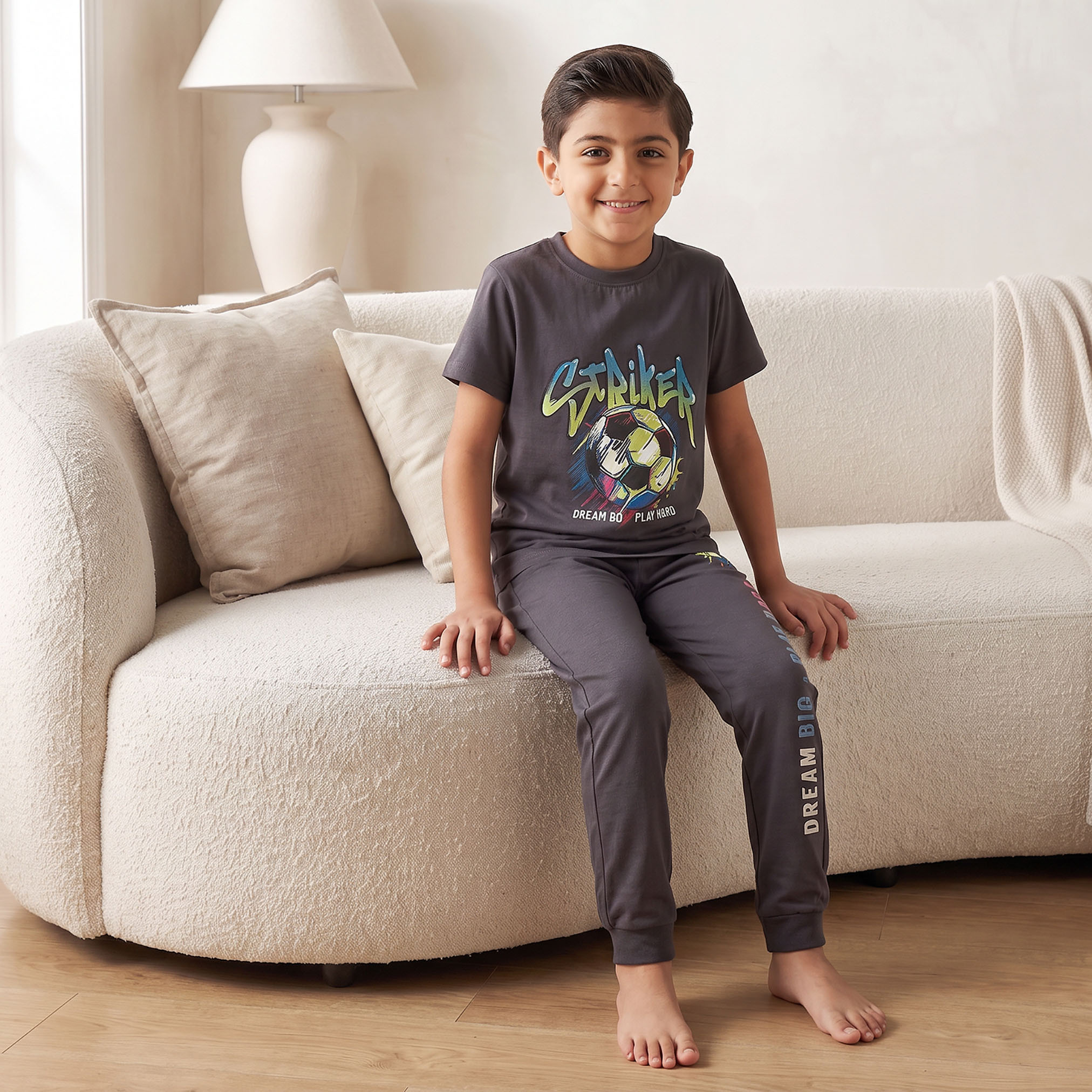 طقم بيجاما قطن بياقة ضيقة وأكمام قصيرة بطبعات كرة القدم من جونيورز-boys-clothing-nightwear-image-6