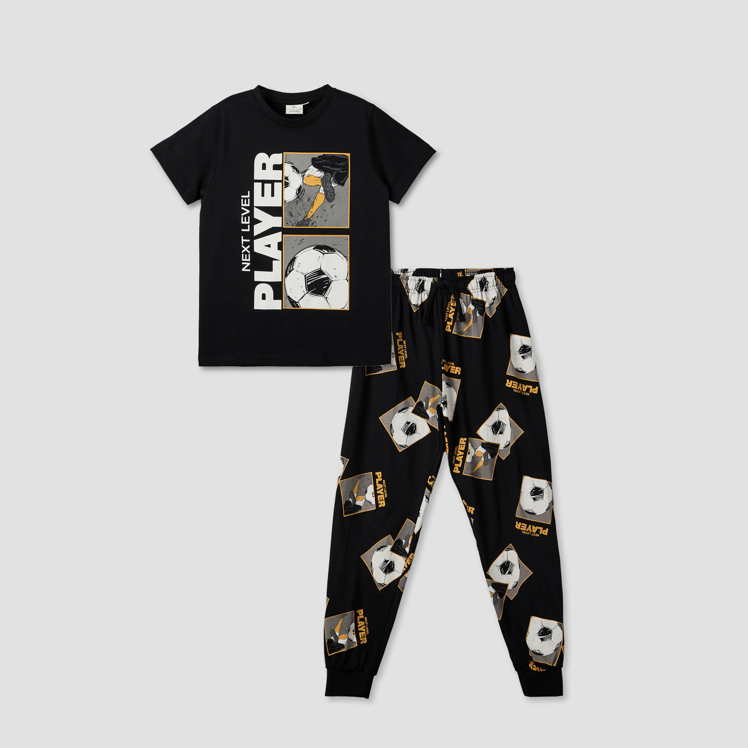 طقم بيجاما قطن بياقة ضيقة وأكمام قصيرة وطبعات كرة قدم من جونيورز-boys-clothing-nightwear-image-1