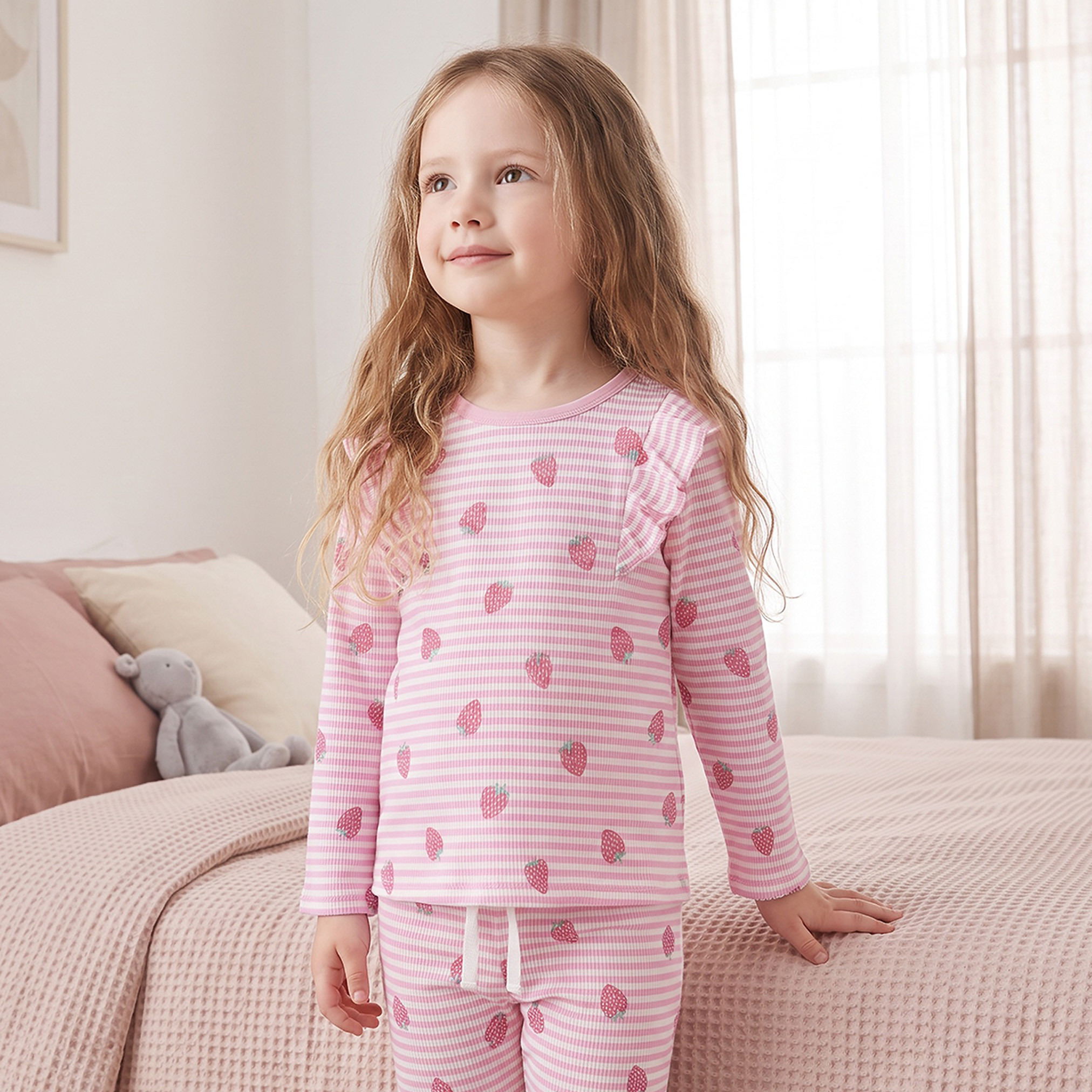 طقم بيجاما قطن وتيشيرت بياقة مستديرة وأكمام طويلة بطبعات فراولة من جونيورز-girls-clothing-nightwear-image-2