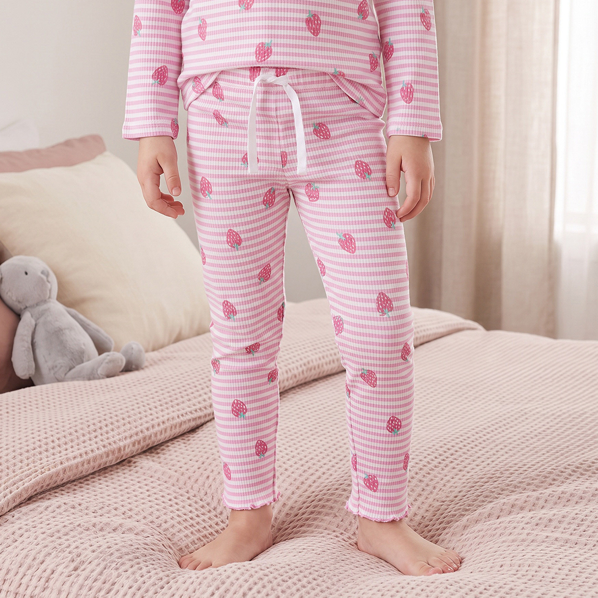 طقم بيجاما قطن وتيشيرت بياقة مستديرة وأكمام طويلة بطبعات فراولة من جونيورز-girls-clothing-nightwear-image-3
