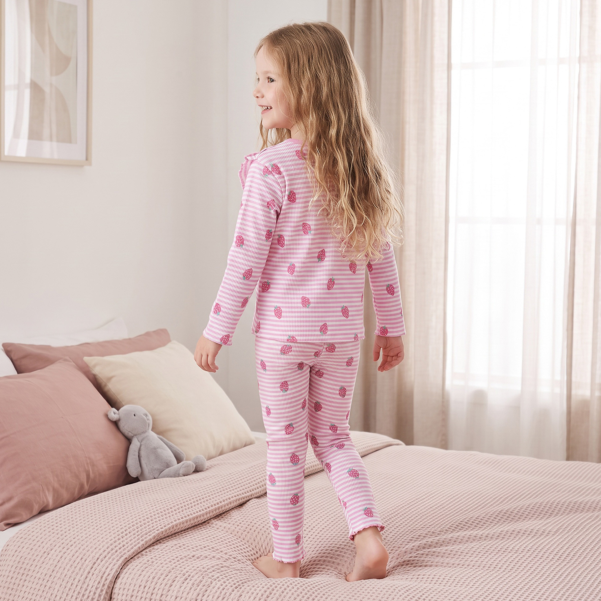 طقم بيجاما قطن وتيشيرت بياقة مستديرة وأكمام طويلة بطبعات فراولة من جونيورز-girls-clothing-nightwear-image-4