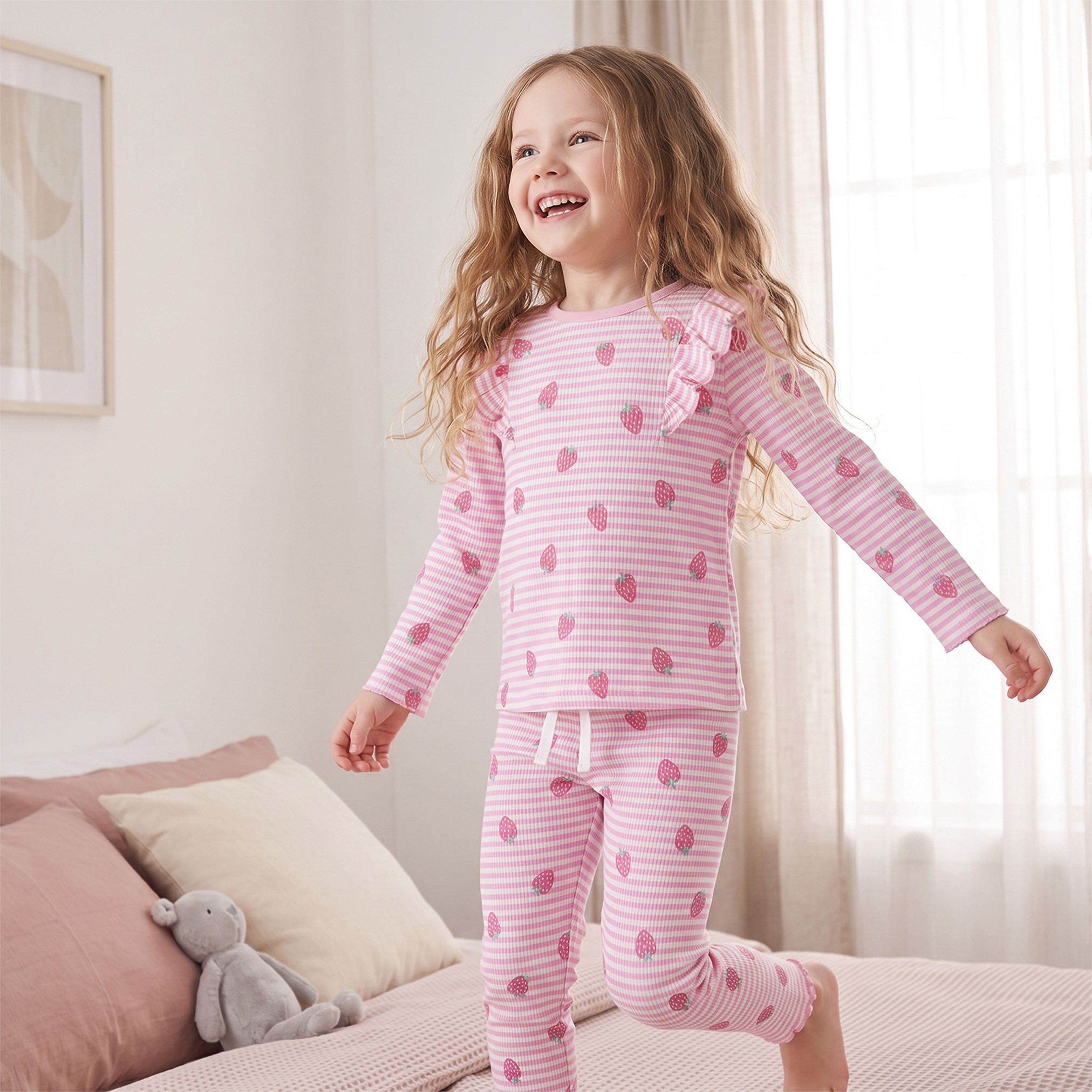 طقم بيجاما قطن وتيشيرت بياقة مستديرة وأكمام طويلة بطبعات فراولة من جونيورز-girls-clothing-nightwear-image-7