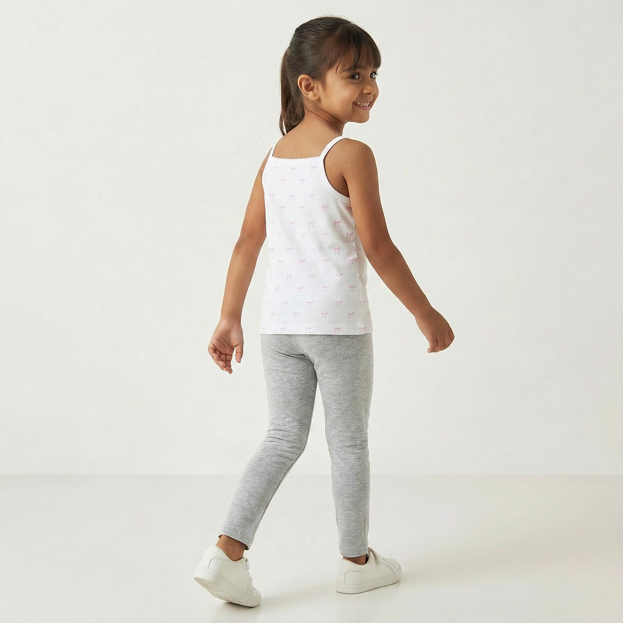 فيستات قطن برقبة مربعة وطبعات متنوعة من جونيورز - عبوة من 7 قطع-girls-clothing-innerwear-vests-image-9