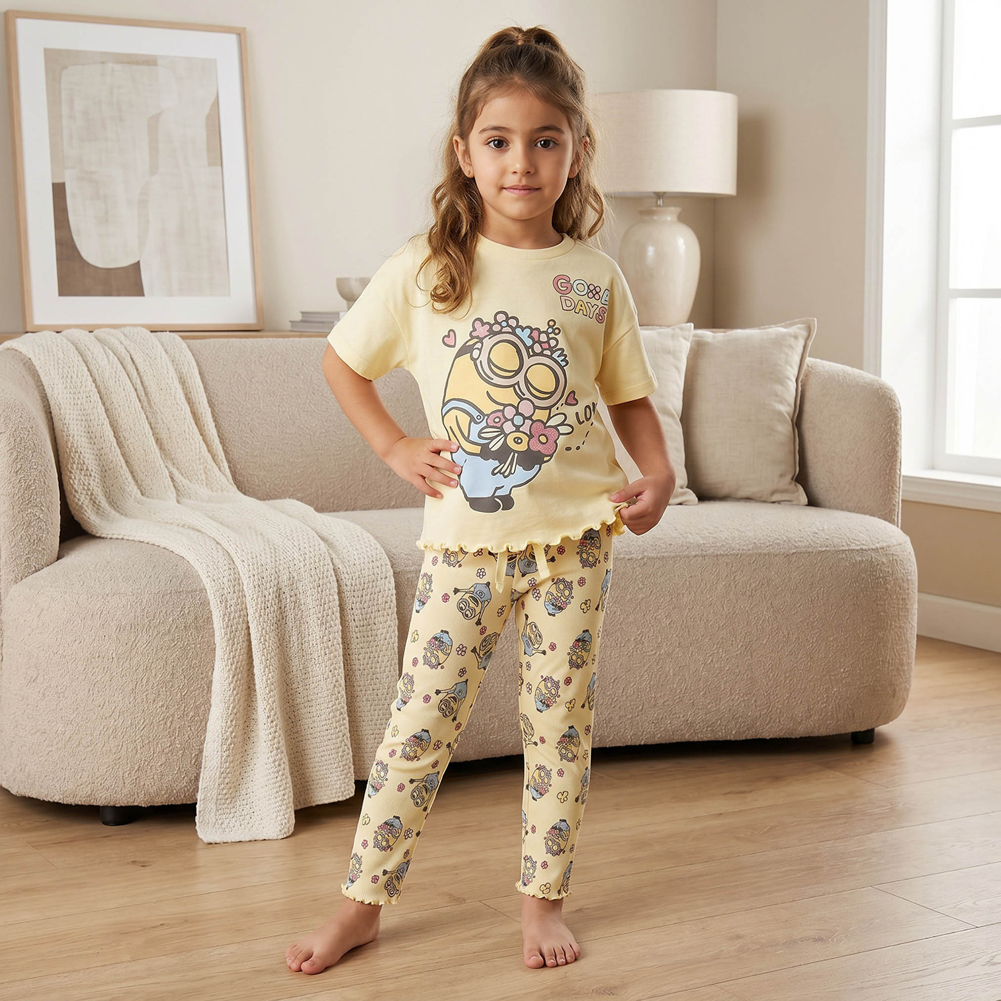طقم بيجاما قطن بياقة ضيقة وأكمام قصيرة وطبعات مينيونز-girls-clothing-nightwear-image-1