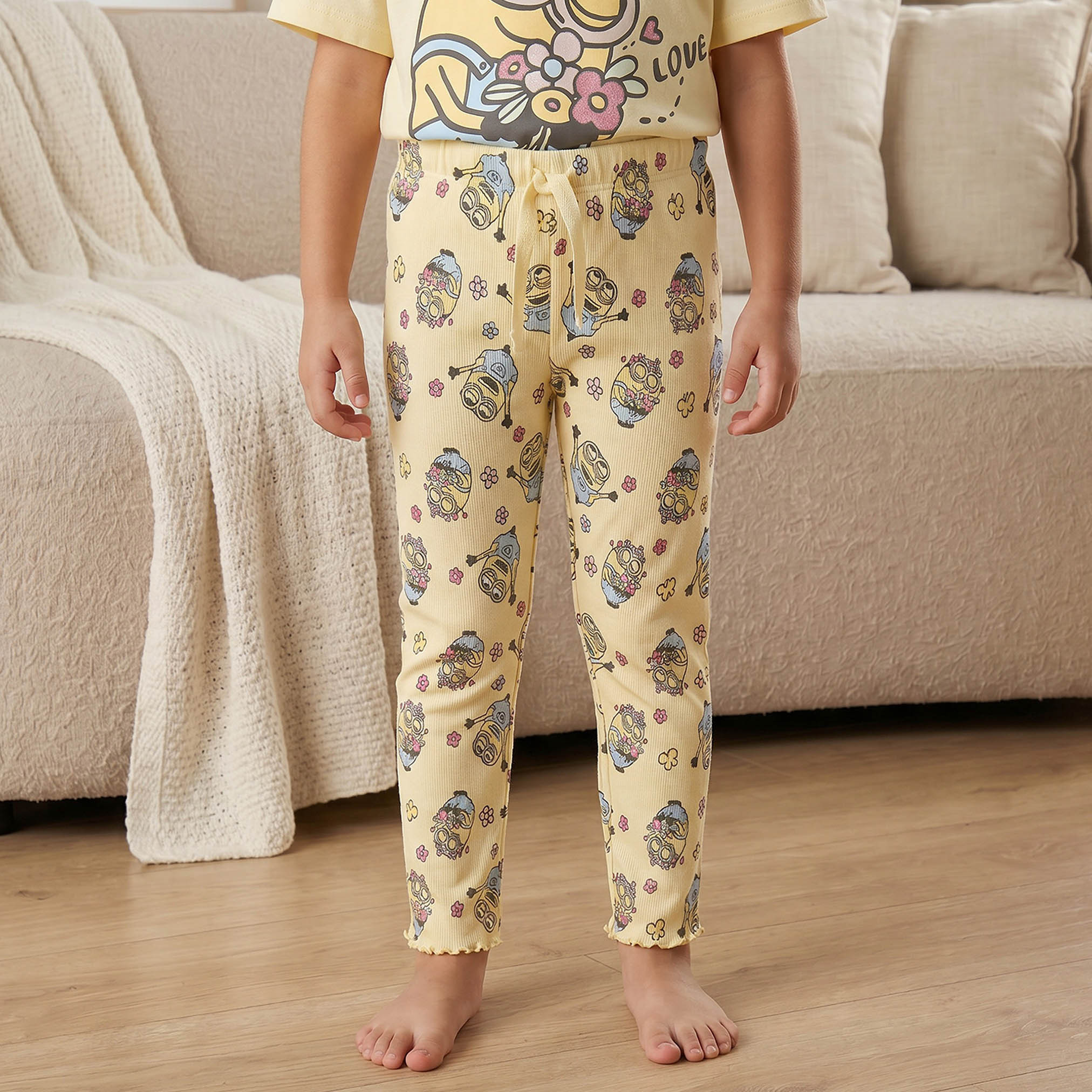 طقم بيجاما قطن بياقة ضيقة وأكمام قصيرة وطبعات مينيونز-girls-clothing-nightwear-image-3
