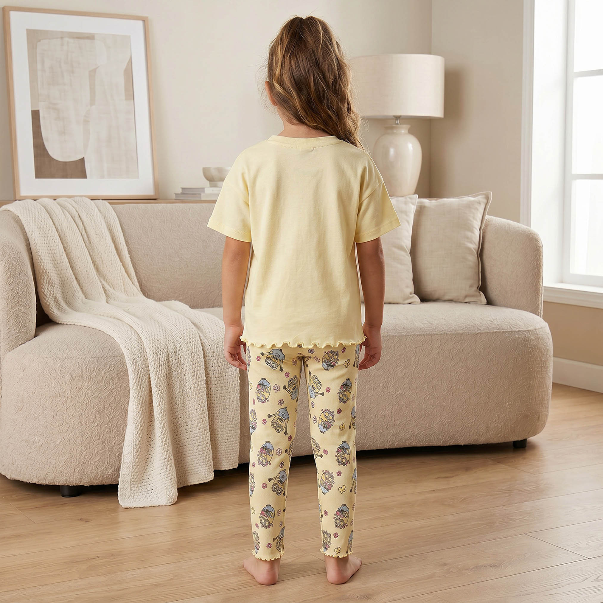 طقم بيجاما قطن بياقة ضيقة وأكمام قصيرة وطبعات مينيونز-girls-clothing-nightwear-image-4