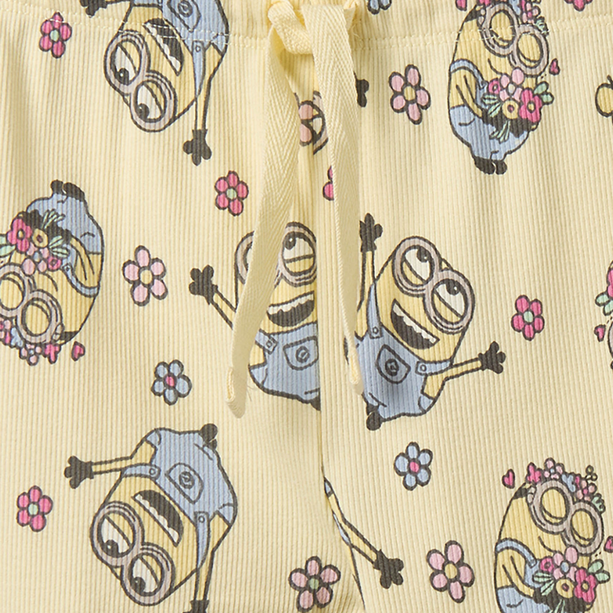 طقم بيجاما قطن بياقة ضيقة وأكمام قصيرة وطبعات مينيونز-girls-clothing-nightwear-image-6