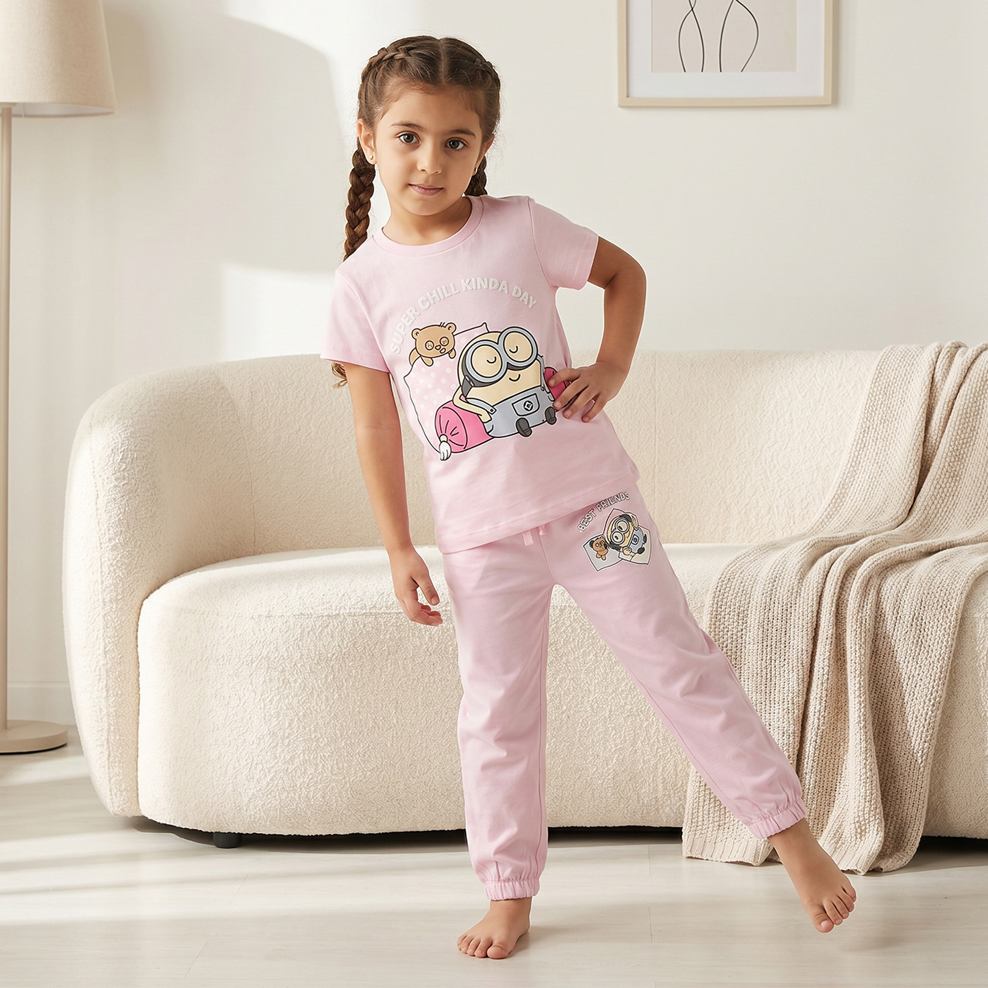 طقم بيجاما قطنية بياقة دائرية وأكمام قصيرة للبنات بطبعة مينيونز-girls-clothing-nightwear-image-1