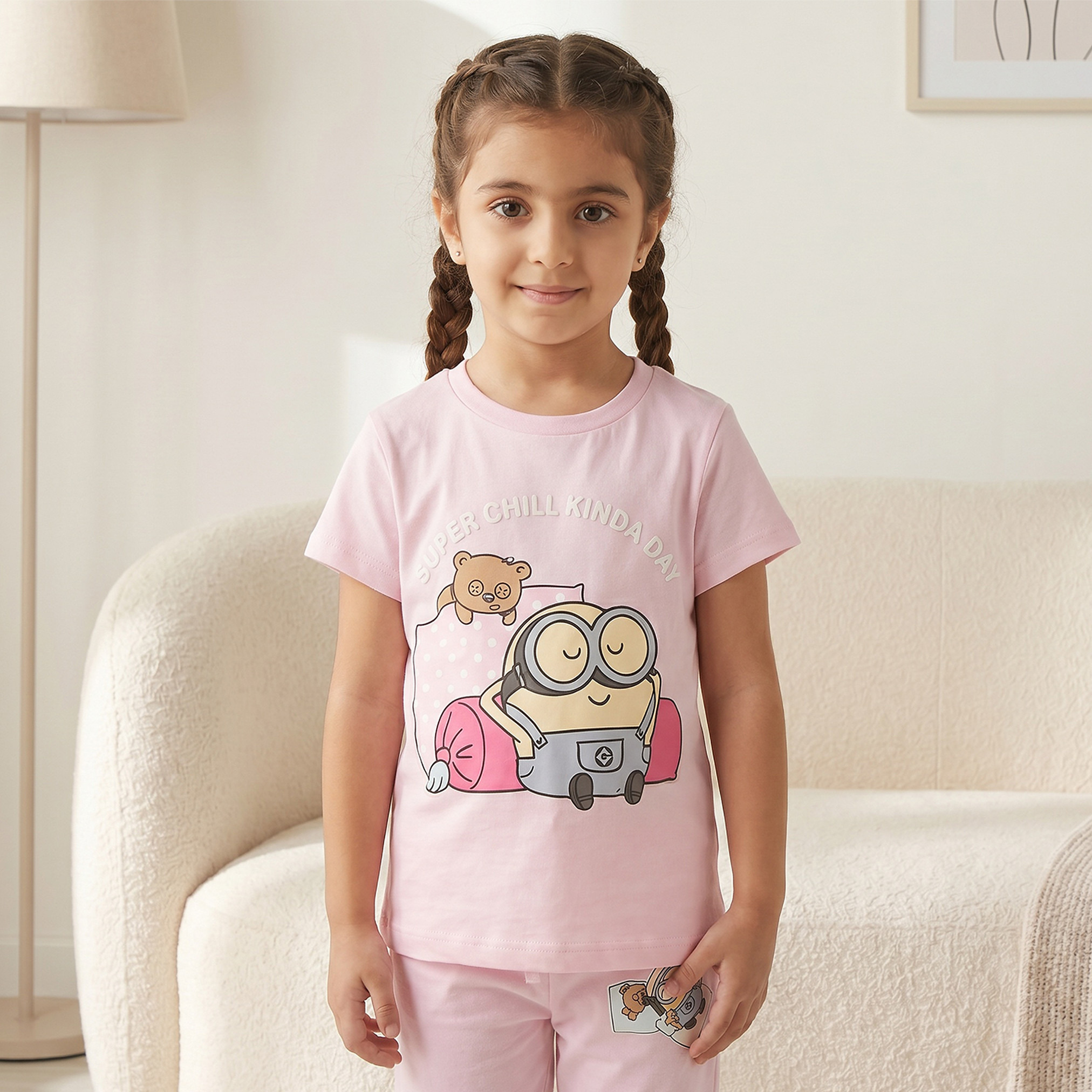 طقم بيجاما قطنية بياقة دائرية وأكمام قصيرة للبنات بطبعة مينيونز-girls-clothing-nightwear-image-2