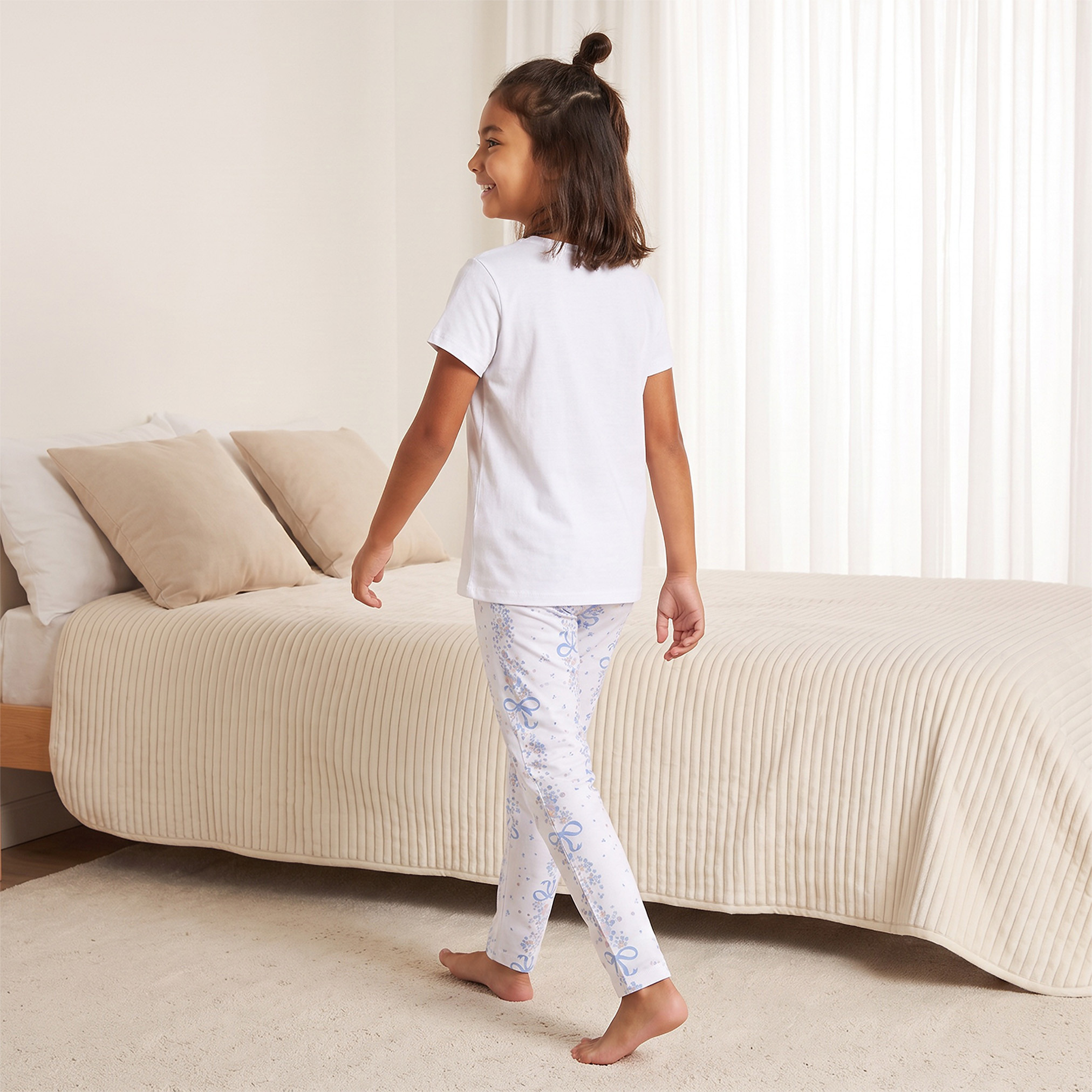 طقم بيجاما بياقة مستديرة وأكمام قصيرة بطبعة زهور من جونيورز-girls-clothing-nightwear-image-4