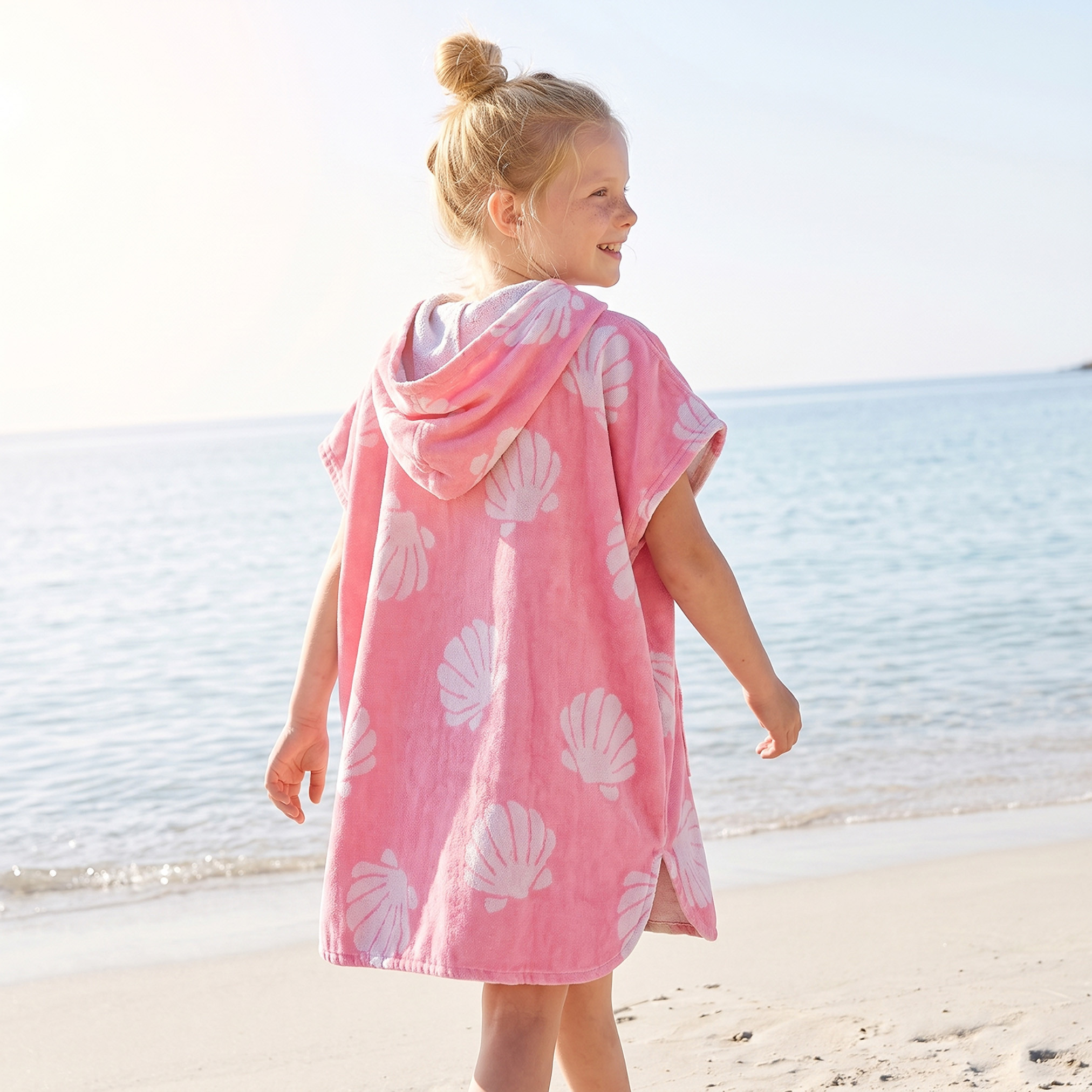 روب حمام قطني بأكمام قصيرة وقبعة وطبعات من جونيورز-girls-clothing-swimwear-image-2