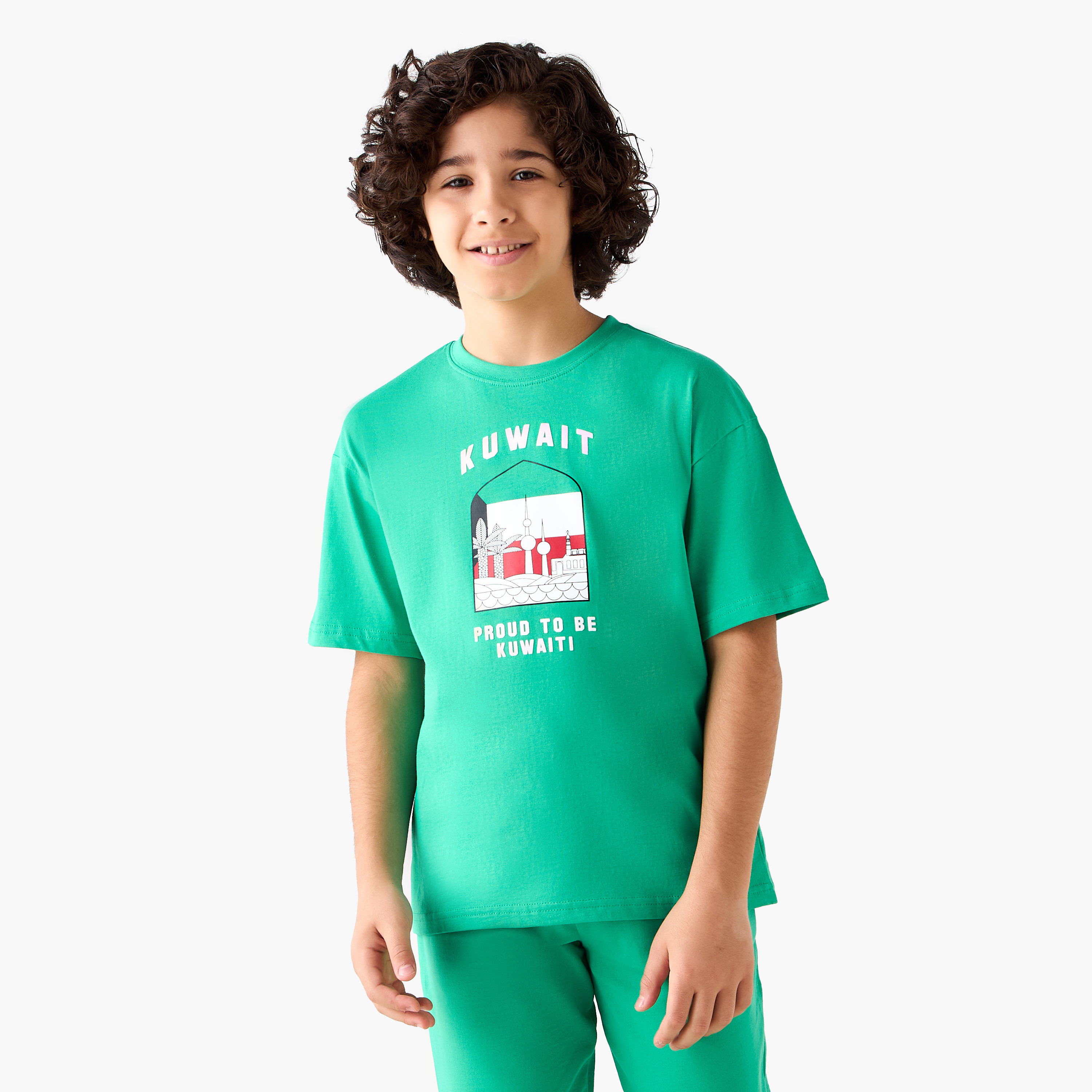 تيشيرت بياقة ضيقة وأكمام قصيرة وطبعات اليوم الوطني الكويتي من جونيورز-boys-clothing-tshirtsandpolos-image-1