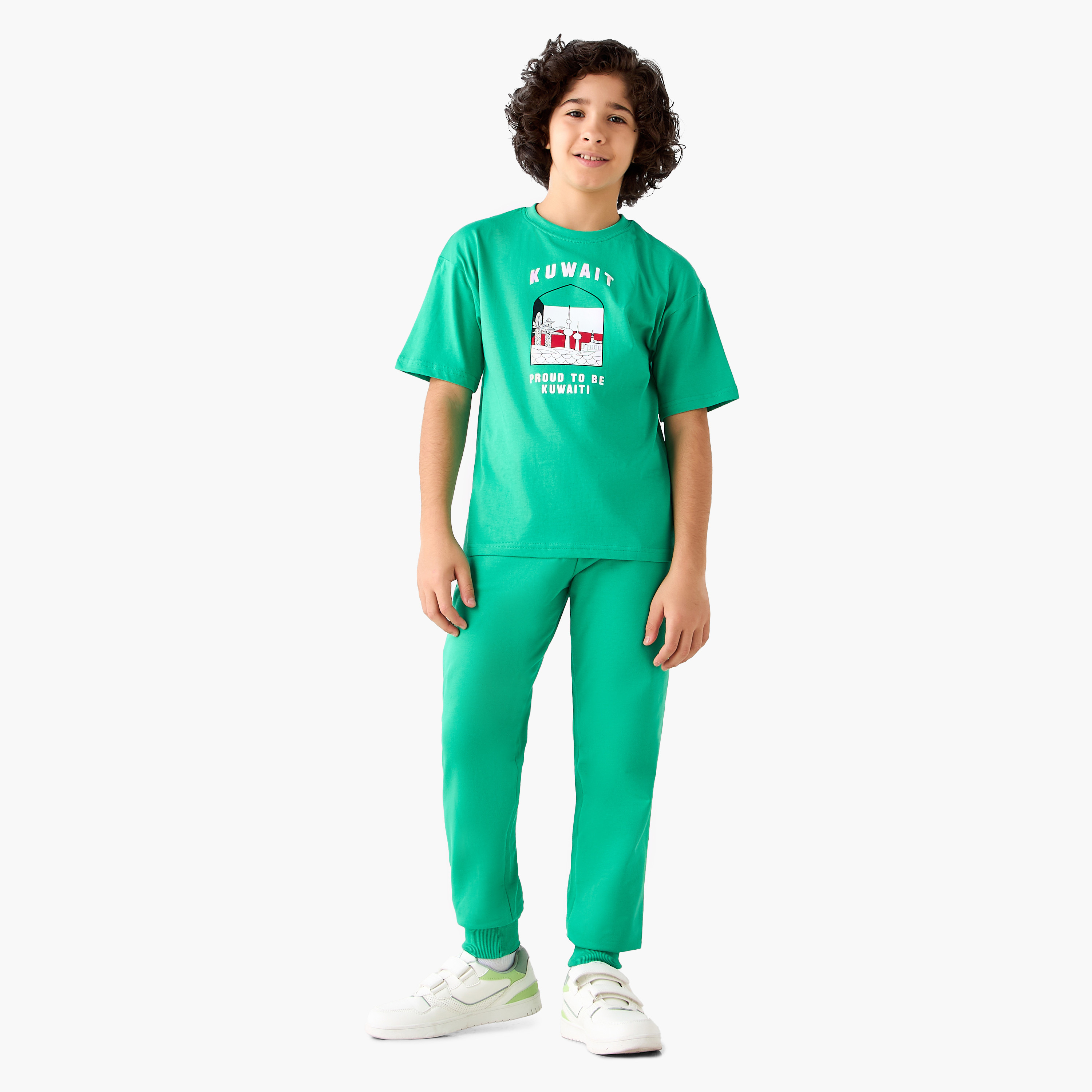 تيشيرت بياقة ضيقة وأكمام قصيرة وطبعات اليوم الوطني الكويتي من جونيورز-boys-clothing-tshirtsandpolos-image-2