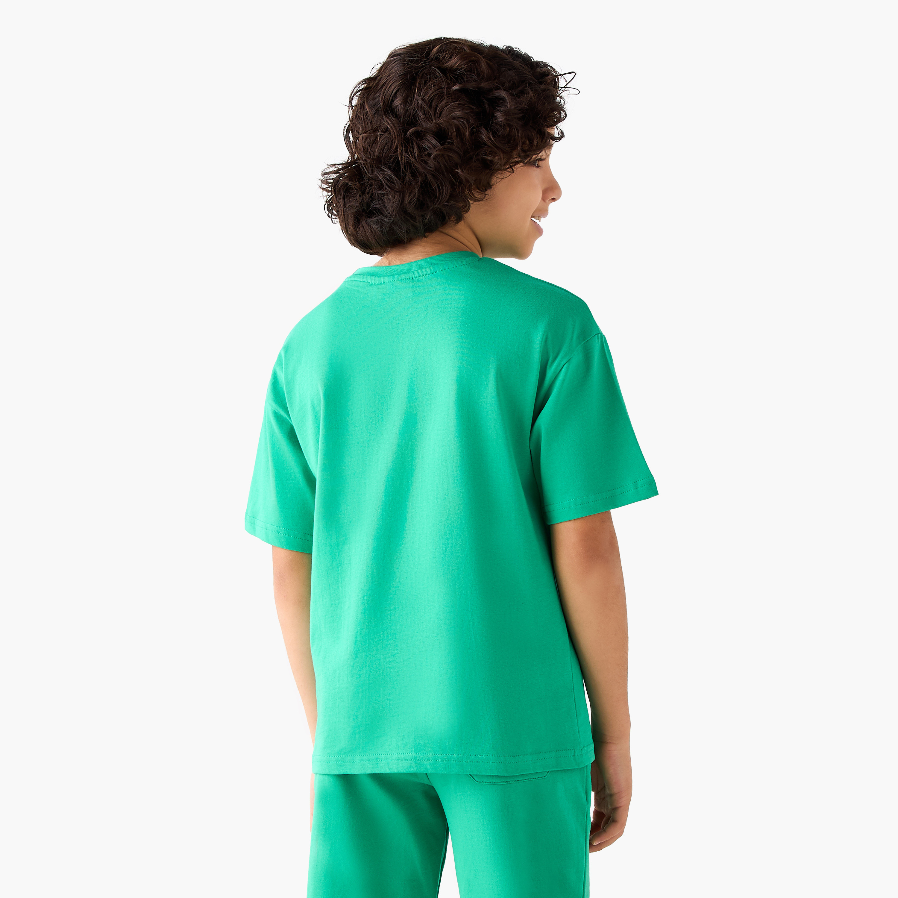 تيشيرت بياقة ضيقة وأكمام قصيرة وطبعات اليوم الوطني الكويتي من جونيورز-boys-clothing-tshirtsandpolos-image-3