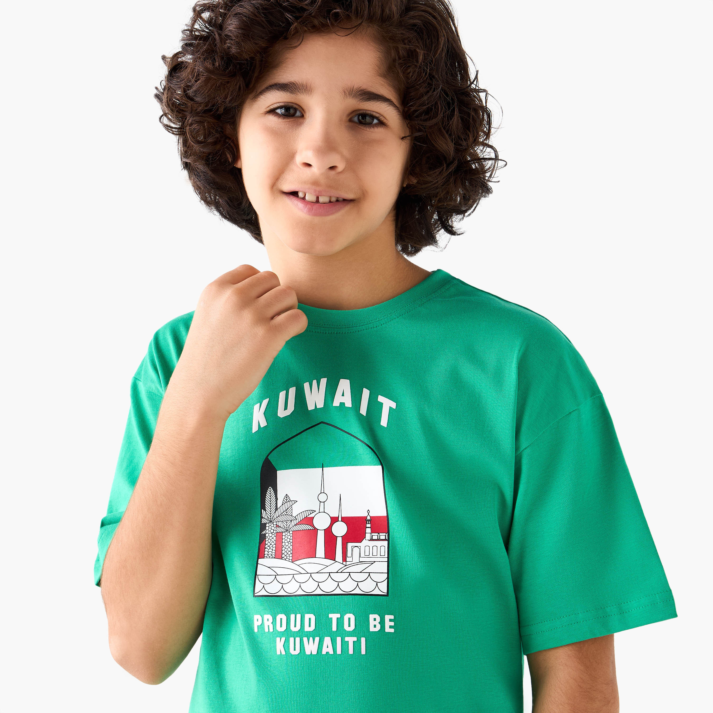 تيشيرت بياقة ضيقة وأكمام قصيرة وطبعات اليوم الوطني الكويتي من جونيورز-boys-clothing-tshirtsandpolos-image-4