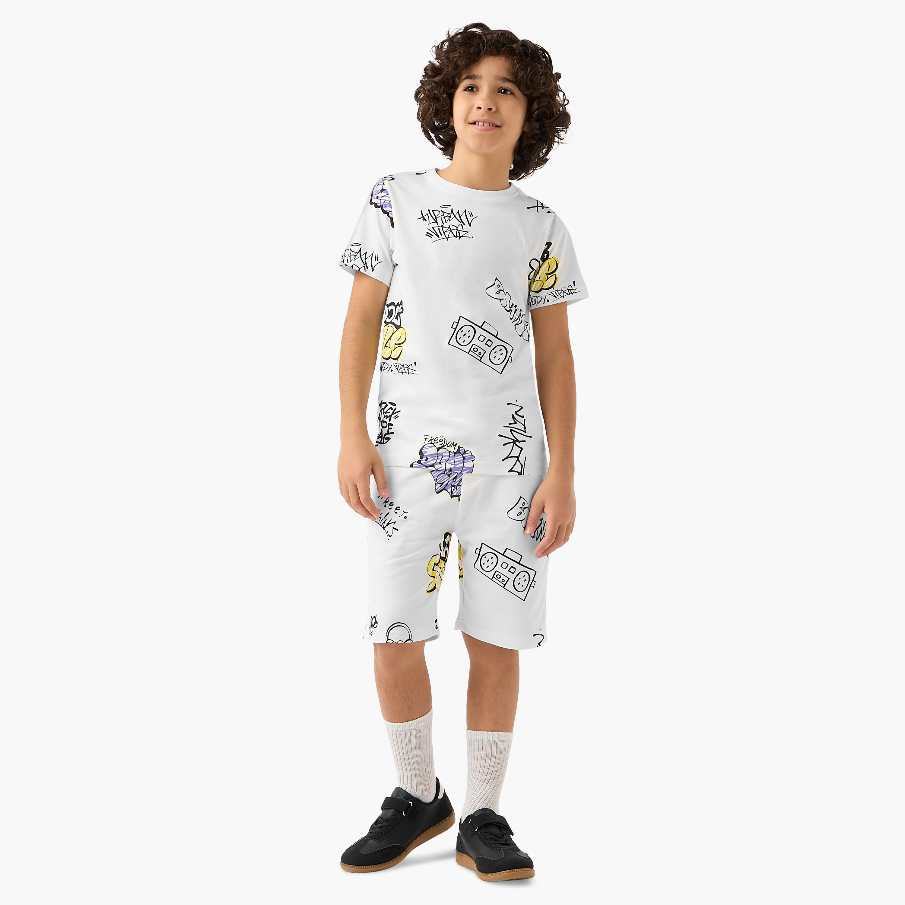 تيشيرت بأكمام قصيرة وياقة ضيقة وطبعات من جونيورز-boys-clothing-tshirtsandpolos-image-2