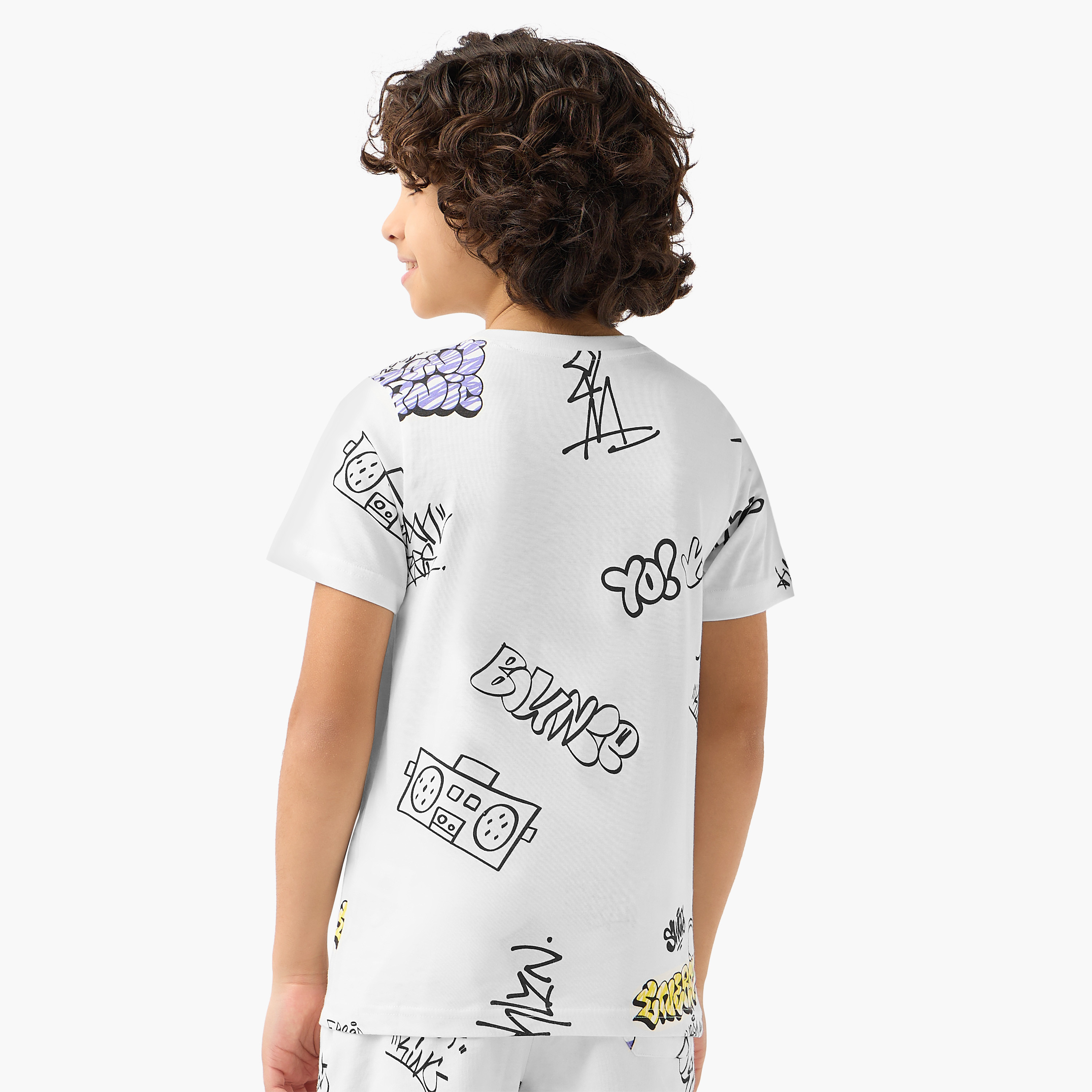 تيشيرت بأكمام قصيرة وياقة ضيقة وطبعات من جونيورز-boys-clothing-tshirtsandpolos-image-3