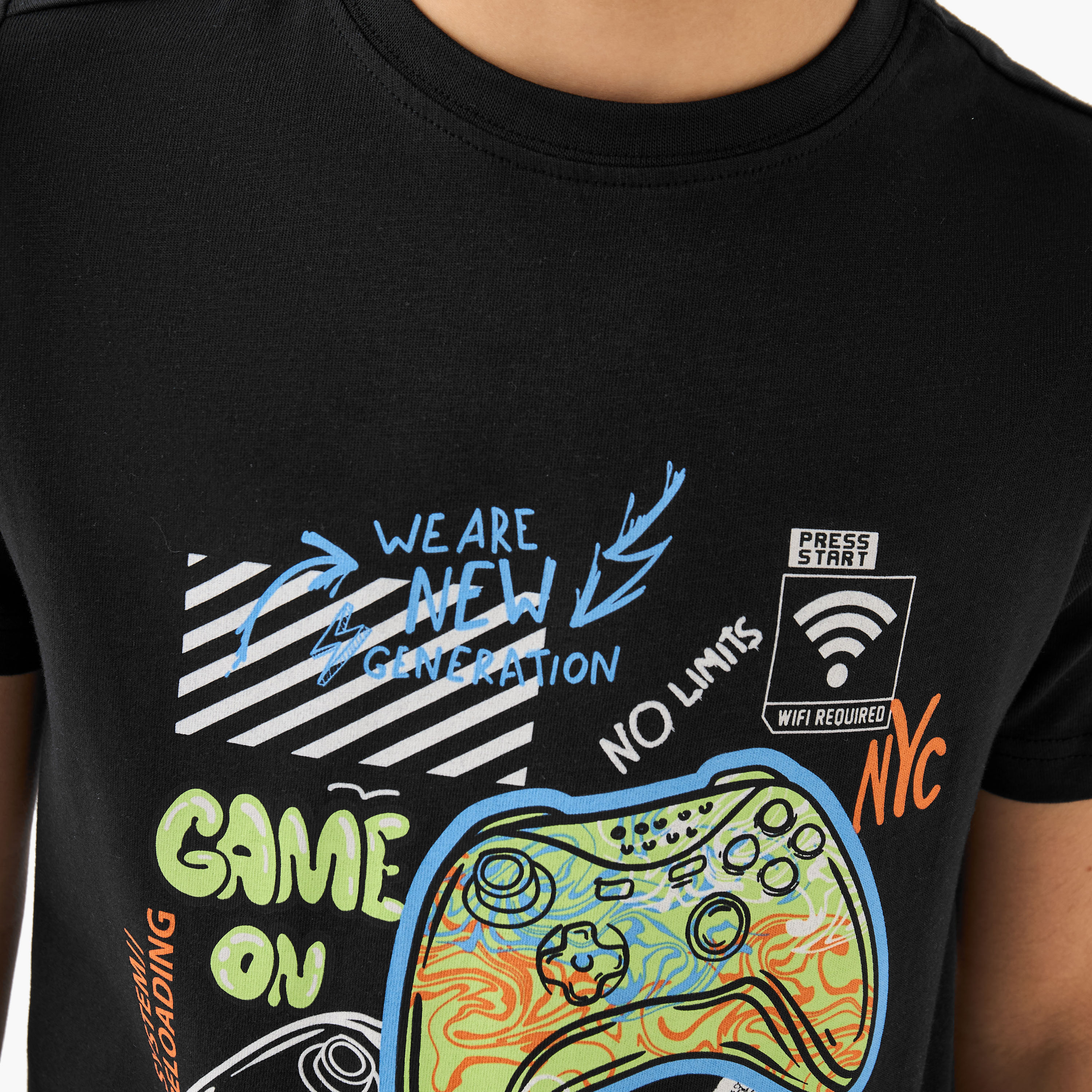 تيشيرت بطبعات ألعاب وياقة ضيقة وأكمام قصيرة من جونيورز-boys-clothing-tshirtsandpolos-image-1