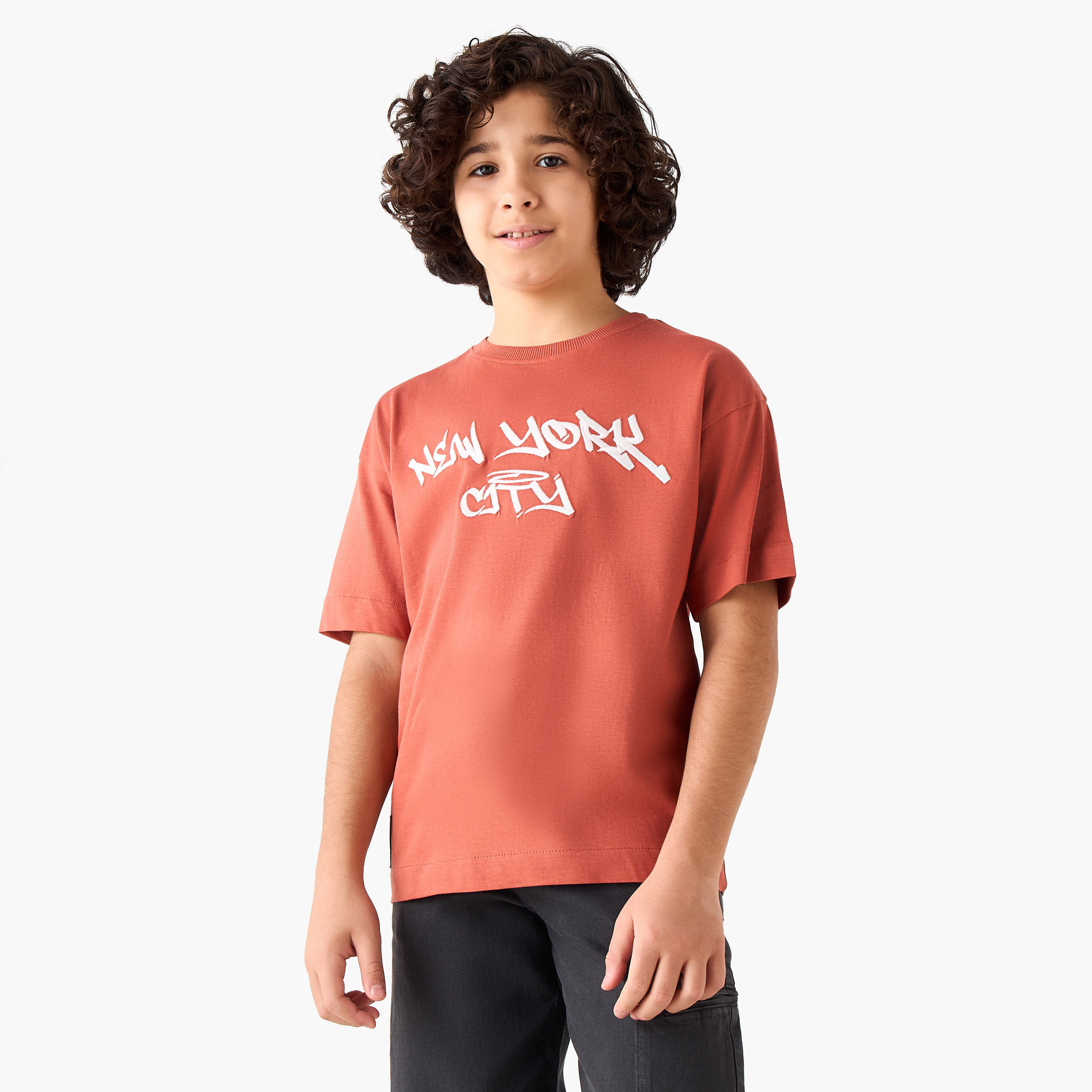 تيشيرت بياقة مستديرة وأكمام قصيرة بتطريز نيويورك سيتي من جونيورز-boys-clothing-tshirtsandpolos-image-5