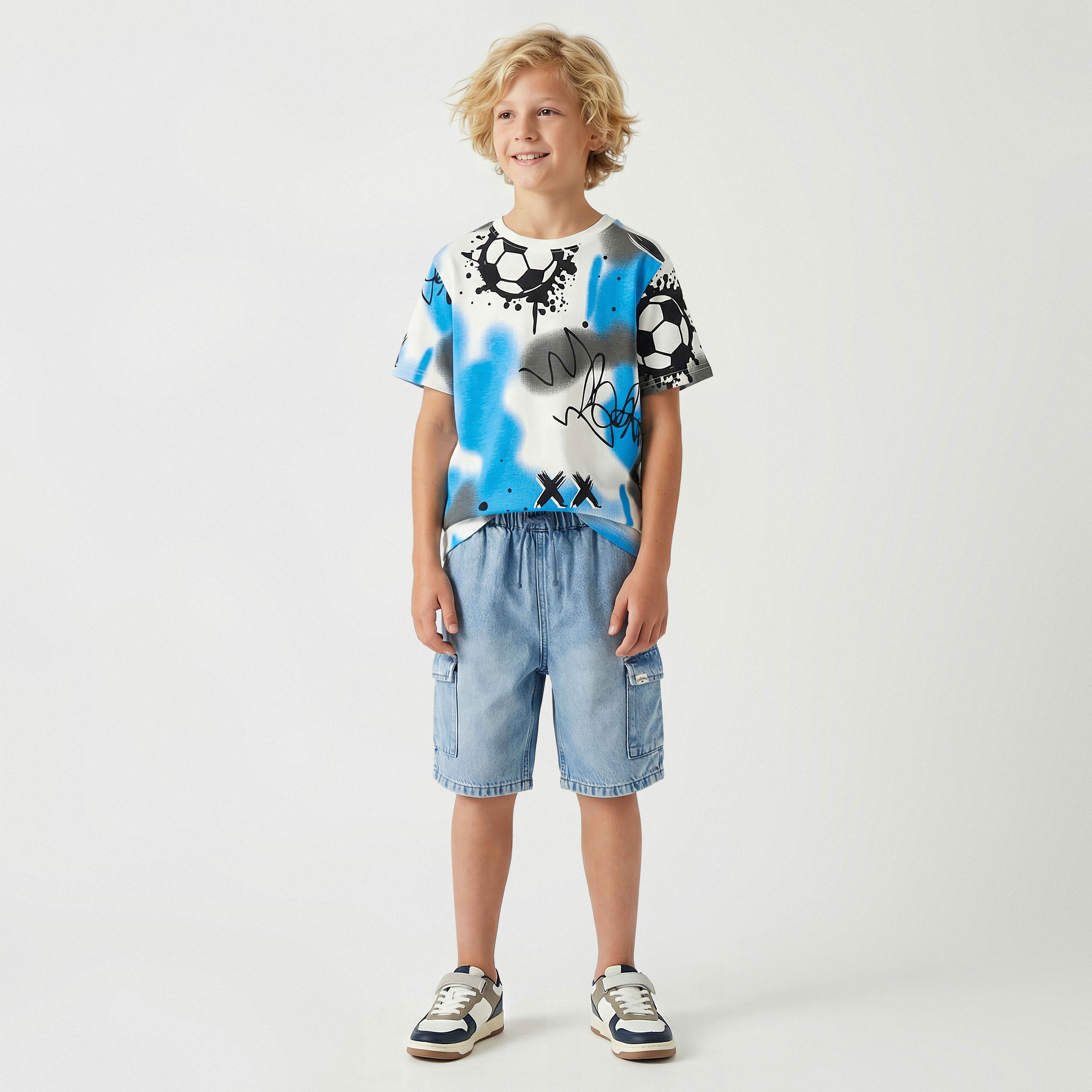 تيشيرت بياقة ضيقة وأكمام قصيرة وطبعات جرافيتي من جونيورز-boys-clothing-tshirtsandpolos-image-2