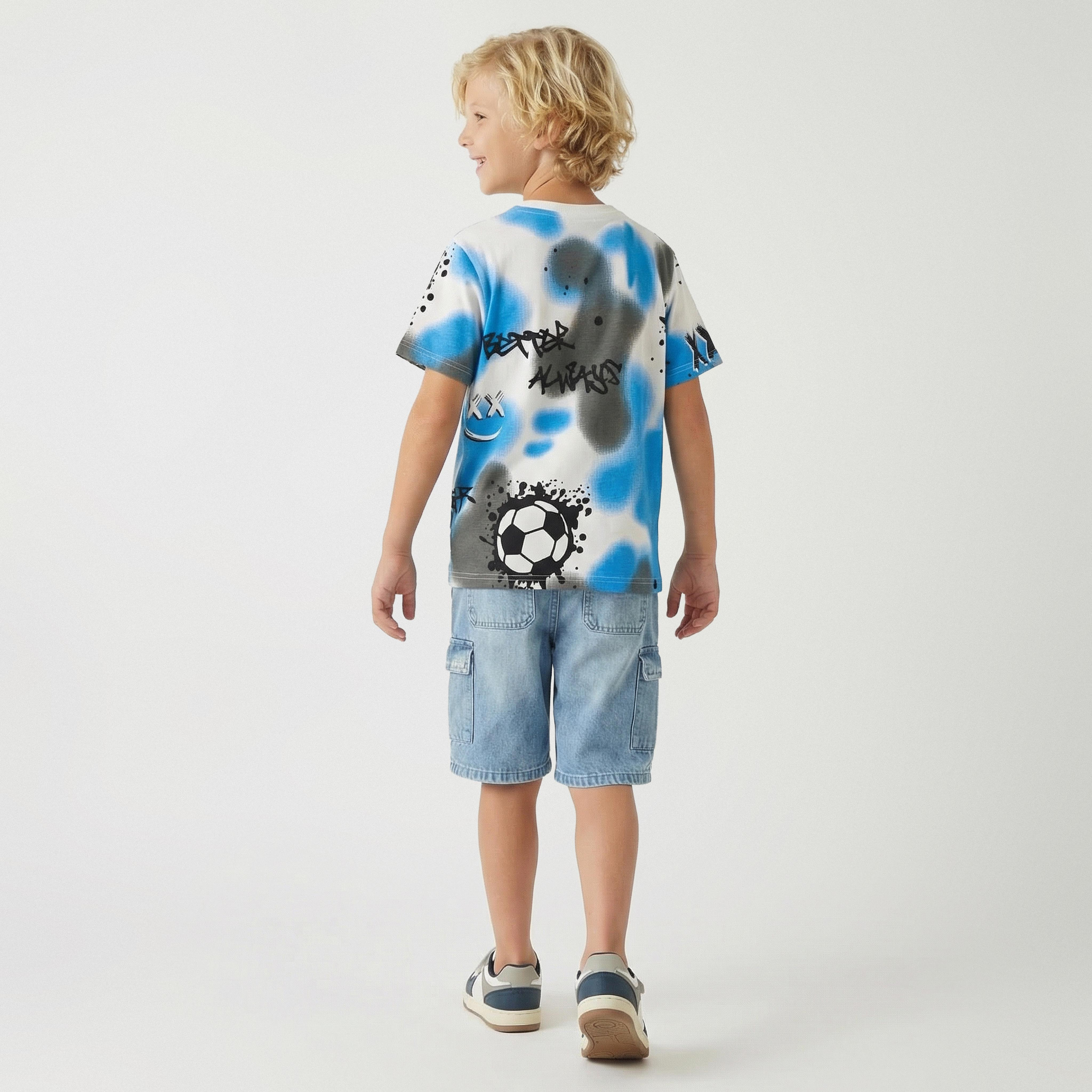 تيشيرت بياقة ضيقة وأكمام قصيرة وطبعات جرافيتي من جونيورز-boys-clothing-tshirtsandpolos-image-3