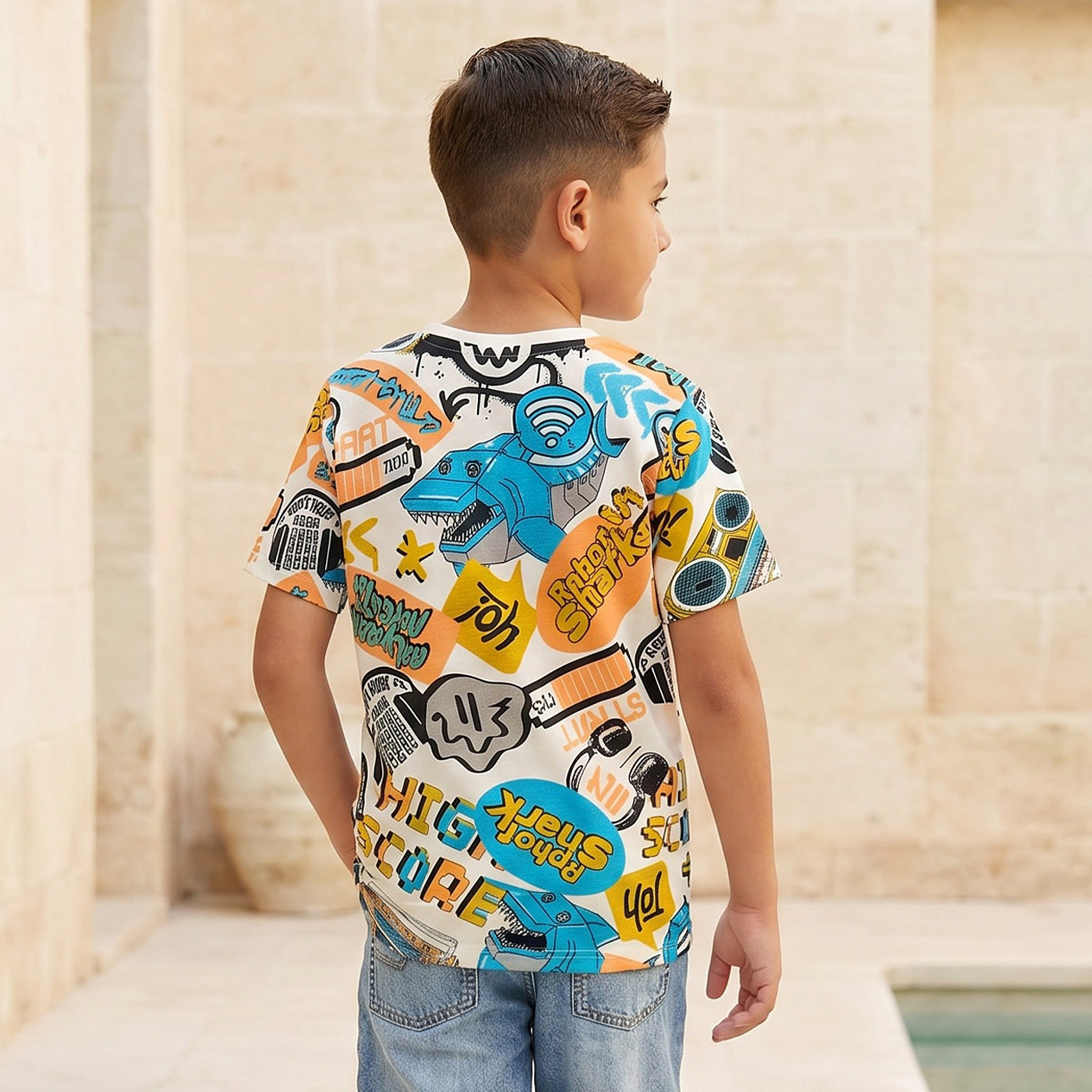 تيشيرت بياقة دائرية وأكمام قصيرة بطبعة جرافيتي من جونيورز-boys-clothing-tshirtsandpolos-image-3