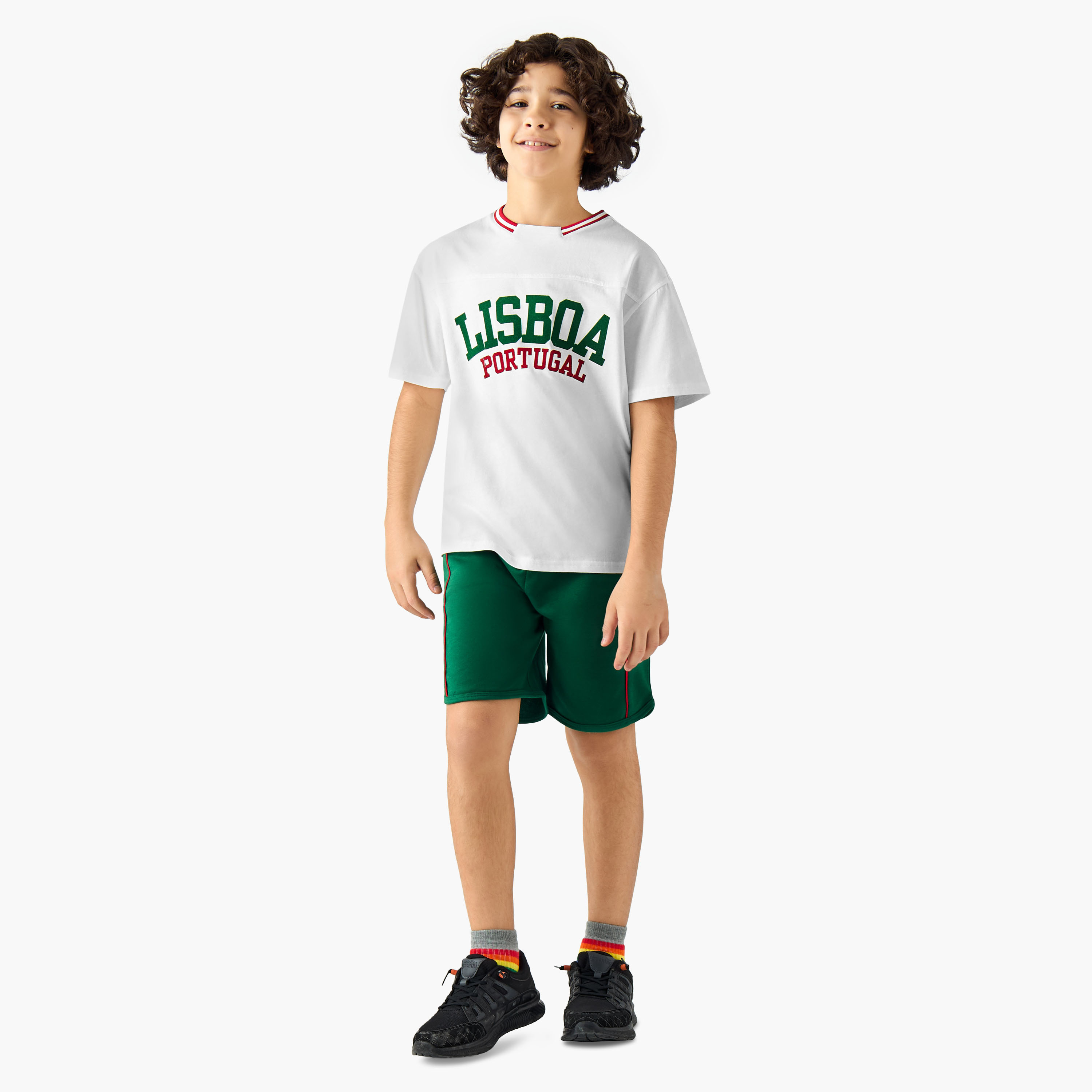 طقم تيشيرت بياقة ضيقة وأكمام قصيرة وشورت بطبعات من جونيورز-boys-clothing-setsandcoords-image-1
