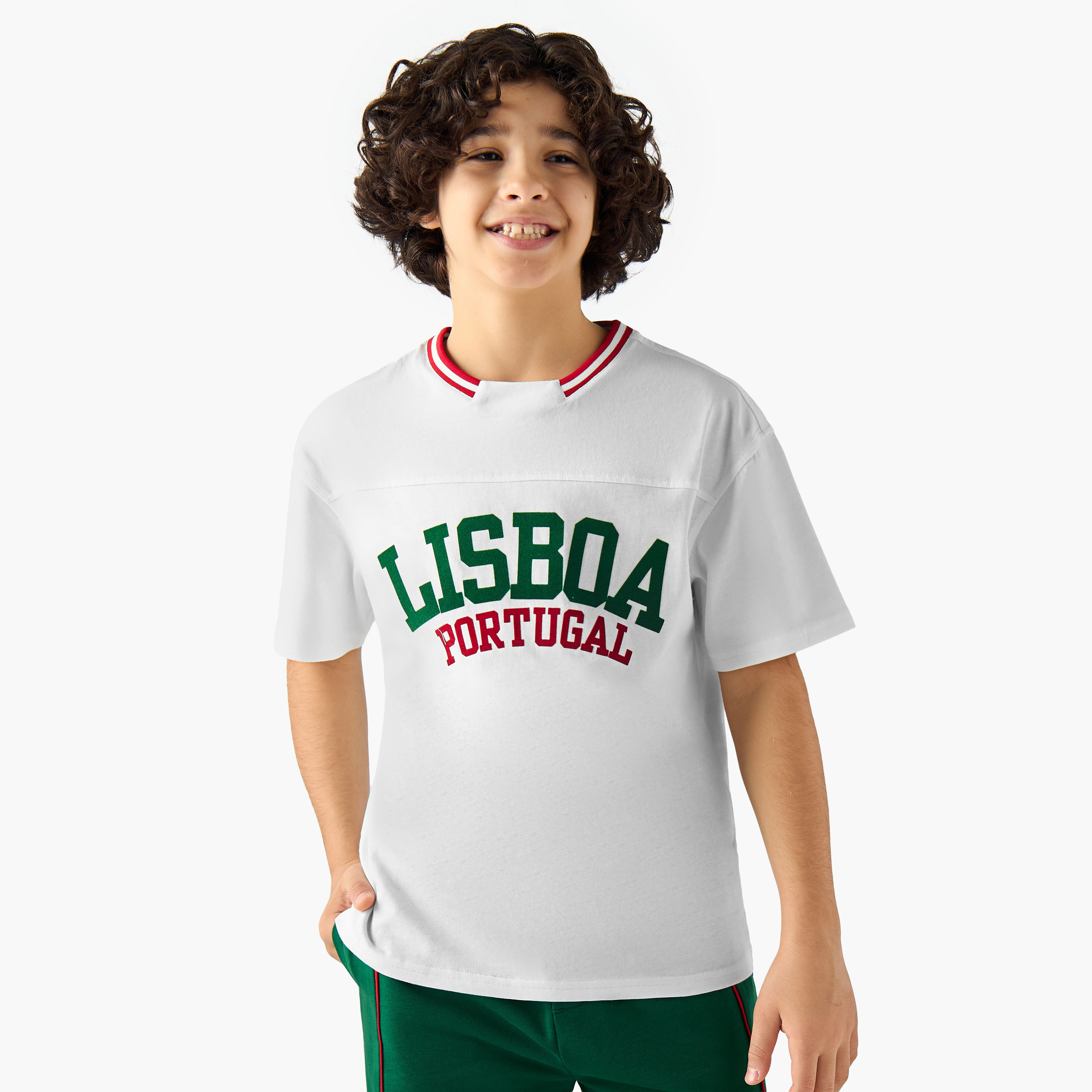 طقم تيشيرت بياقة ضيقة وأكمام قصيرة وشورت بطبعات من جونيورز-boys-clothing-setsandcoords-image-2