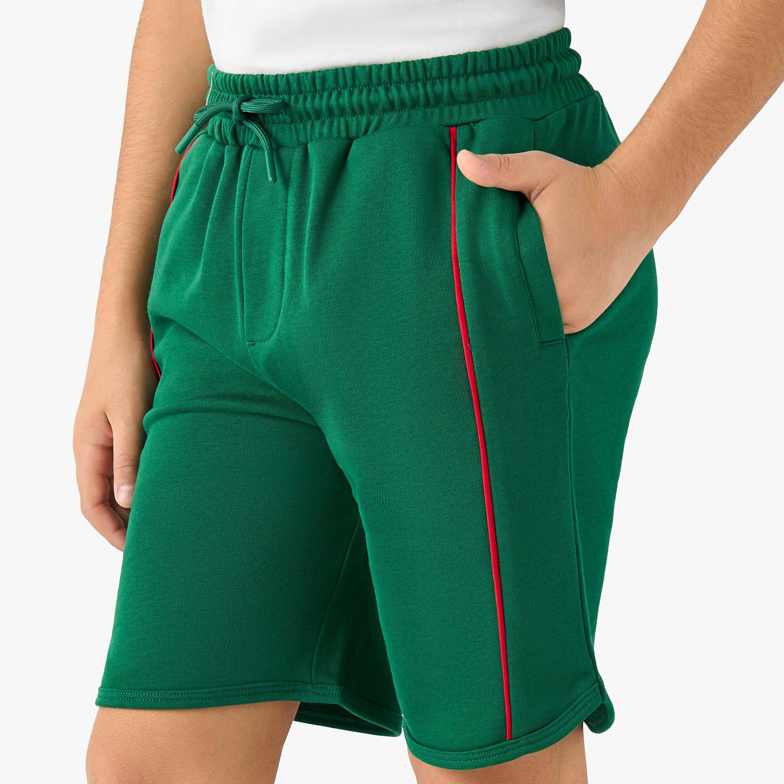 طقم تيشيرت بياقة ضيقة وأكمام قصيرة وشورت بطبعات من جونيورز-boys-clothing-setsandcoords-image-6