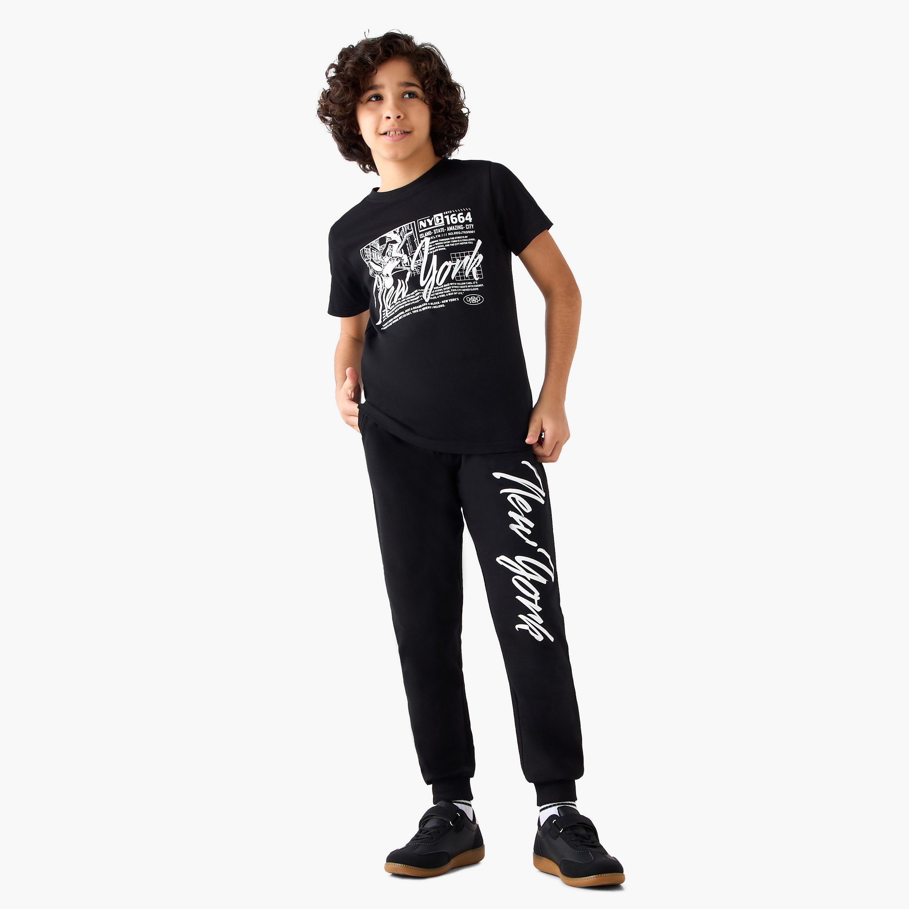 طقم تيشيرت بياقة ضيقة وأكمام قصيرة وبنطلون رياضي بطبعات من جونيورز-boys-clothing-setsandcoords-image-1