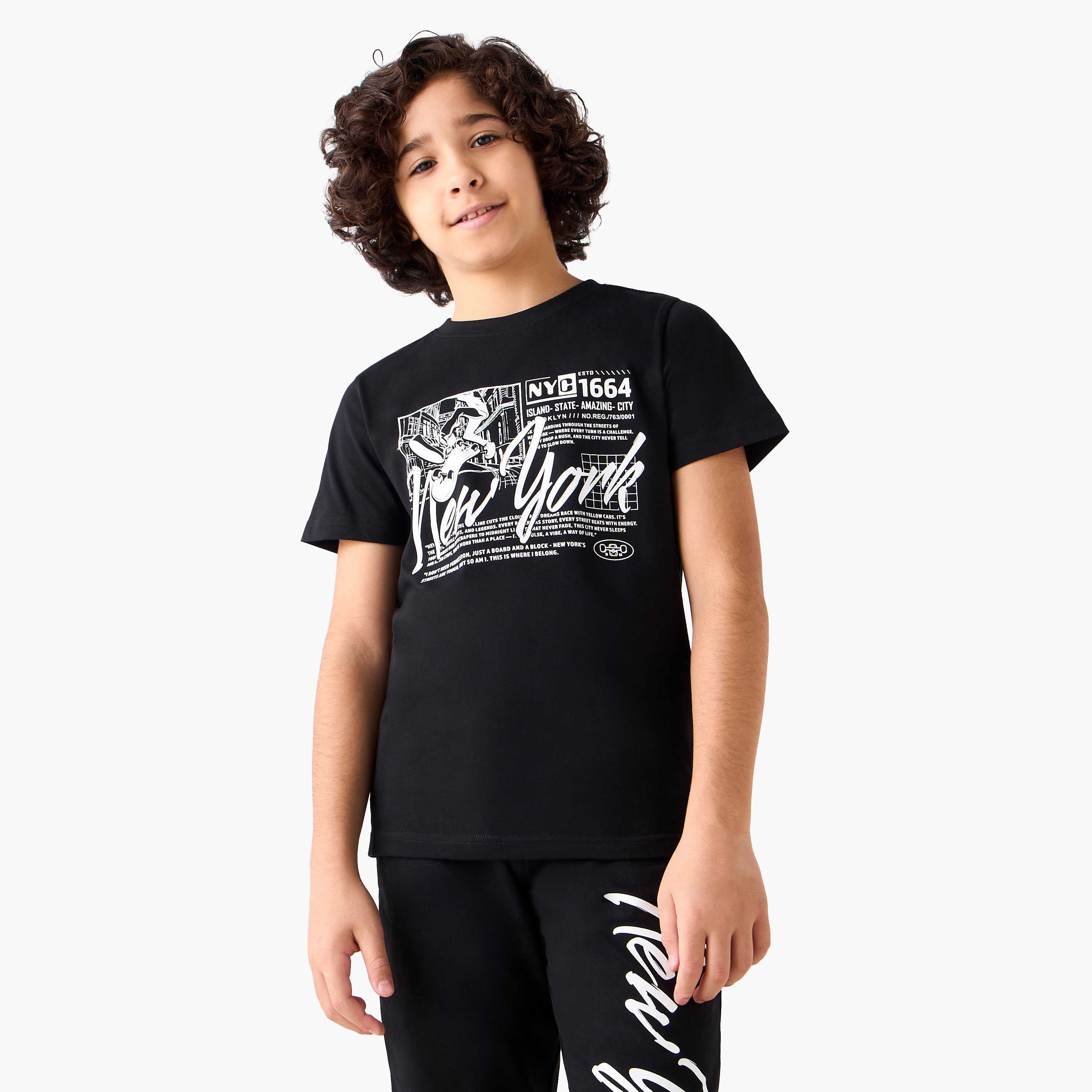 طقم تيشيرت بياقة ضيقة وأكمام قصيرة وبنطلون رياضي بطبعات من جونيورز-boys-clothing-setsandcoords-image-2