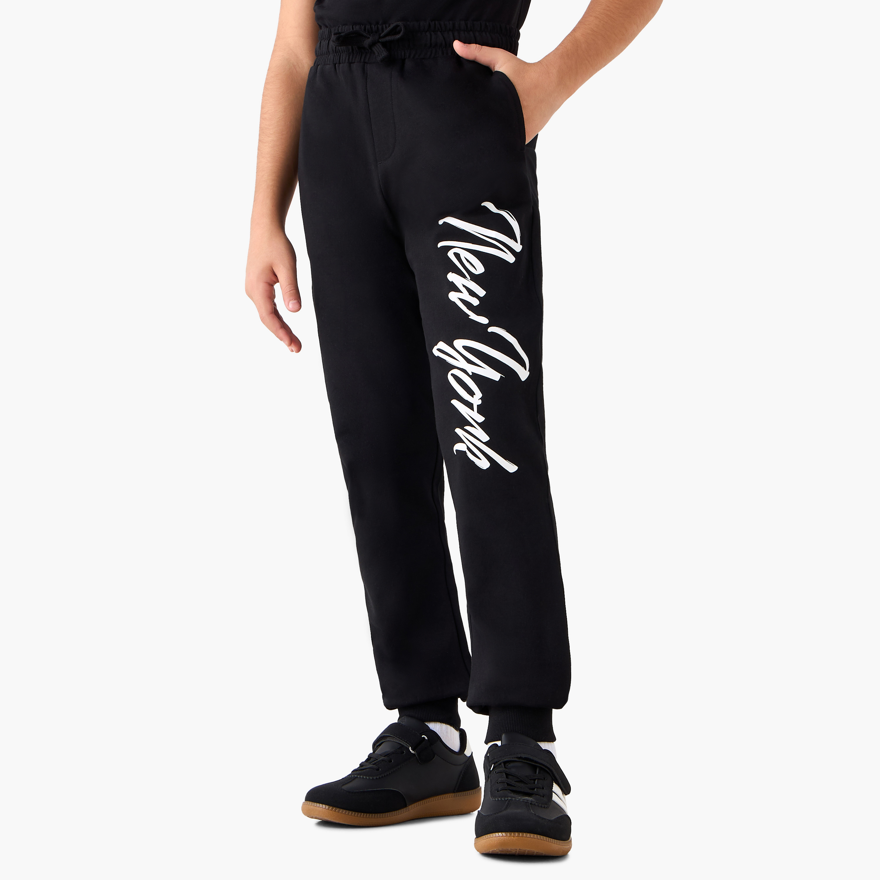 طقم تيشيرت بياقة ضيقة وأكمام قصيرة وبنطلون رياضي بطبعات من جونيورز-boys-clothing-setsandcoords-image-3