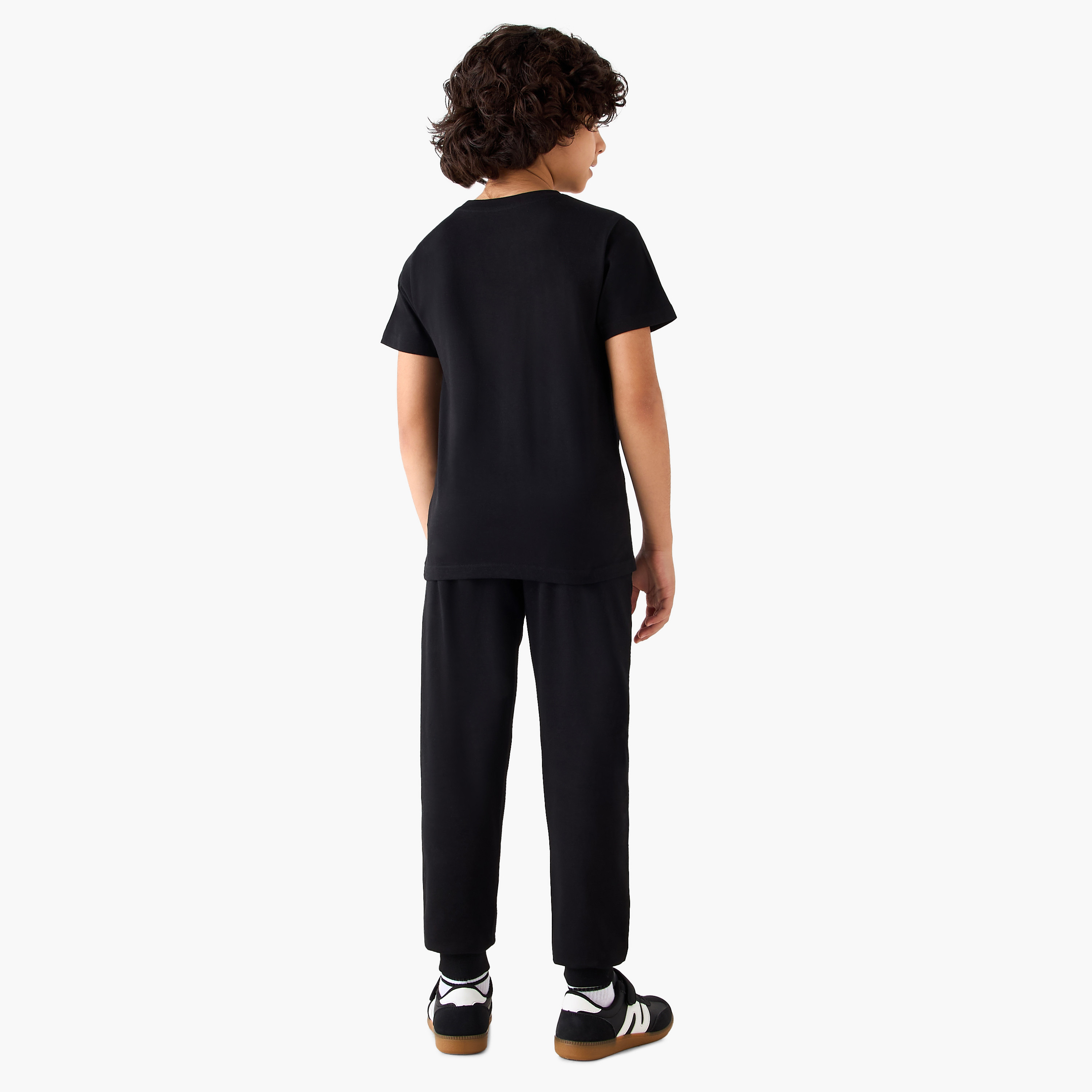 طقم تيشيرت بياقة ضيقة وأكمام قصيرة وبنطلون رياضي بطبعات من جونيورز-boys-clothing-setsandcoords-image-4