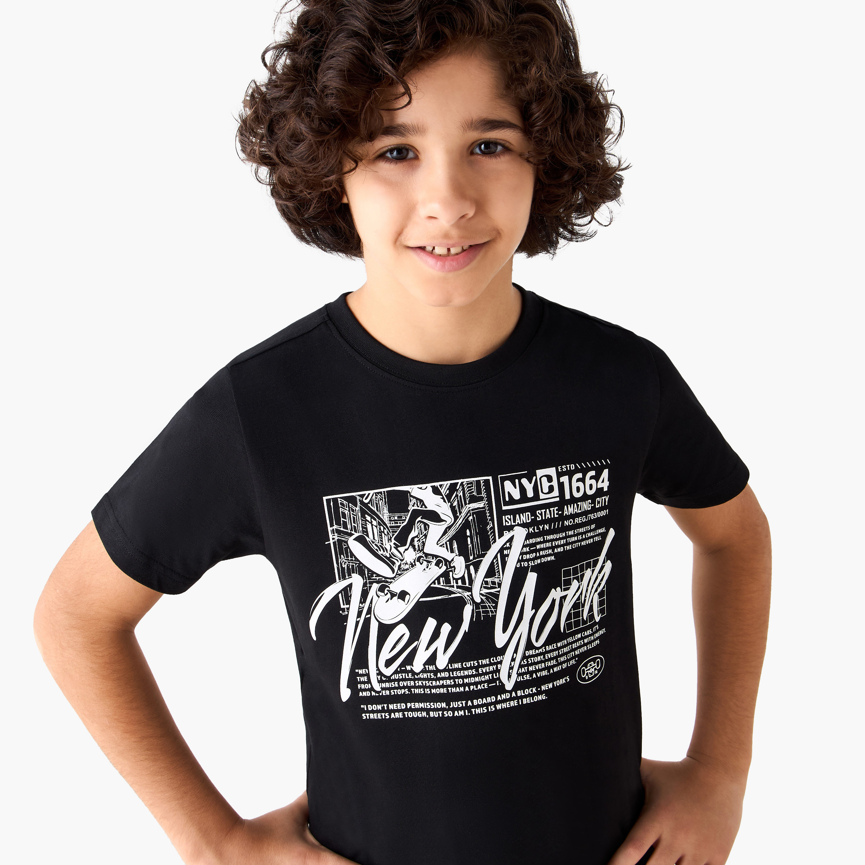 طقم تيشيرت بياقة ضيقة وأكمام قصيرة وبنطلون رياضي بطبعات من جونيورز-boys-clothing-setsandcoords-image-5