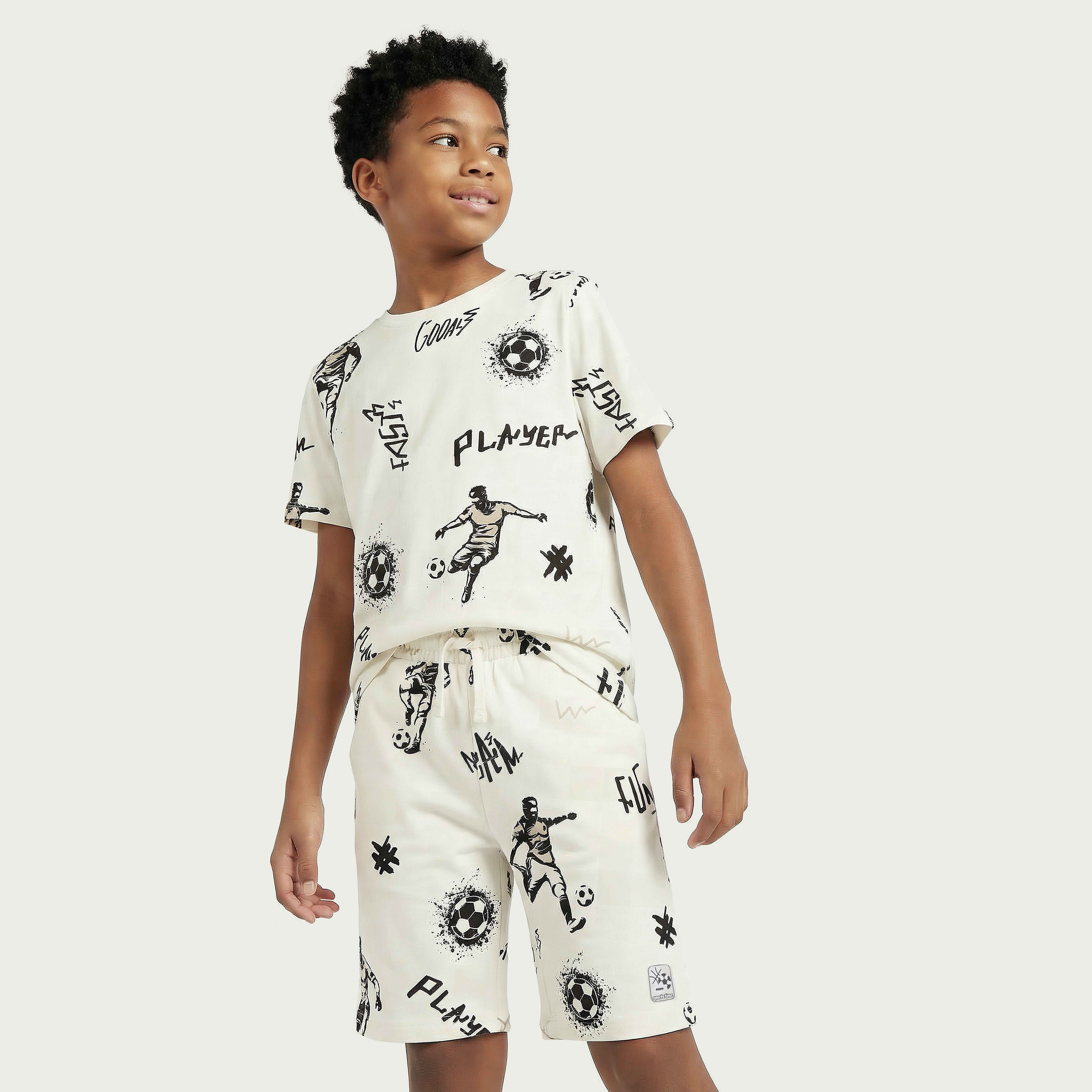 تيشيرتات بأكمام قصيرة وياقة ضيقة مع شورت بطبعات كرة قدم من جونيورز - طقم 3 قطع-boys-clothing-setsandcoords-image-3