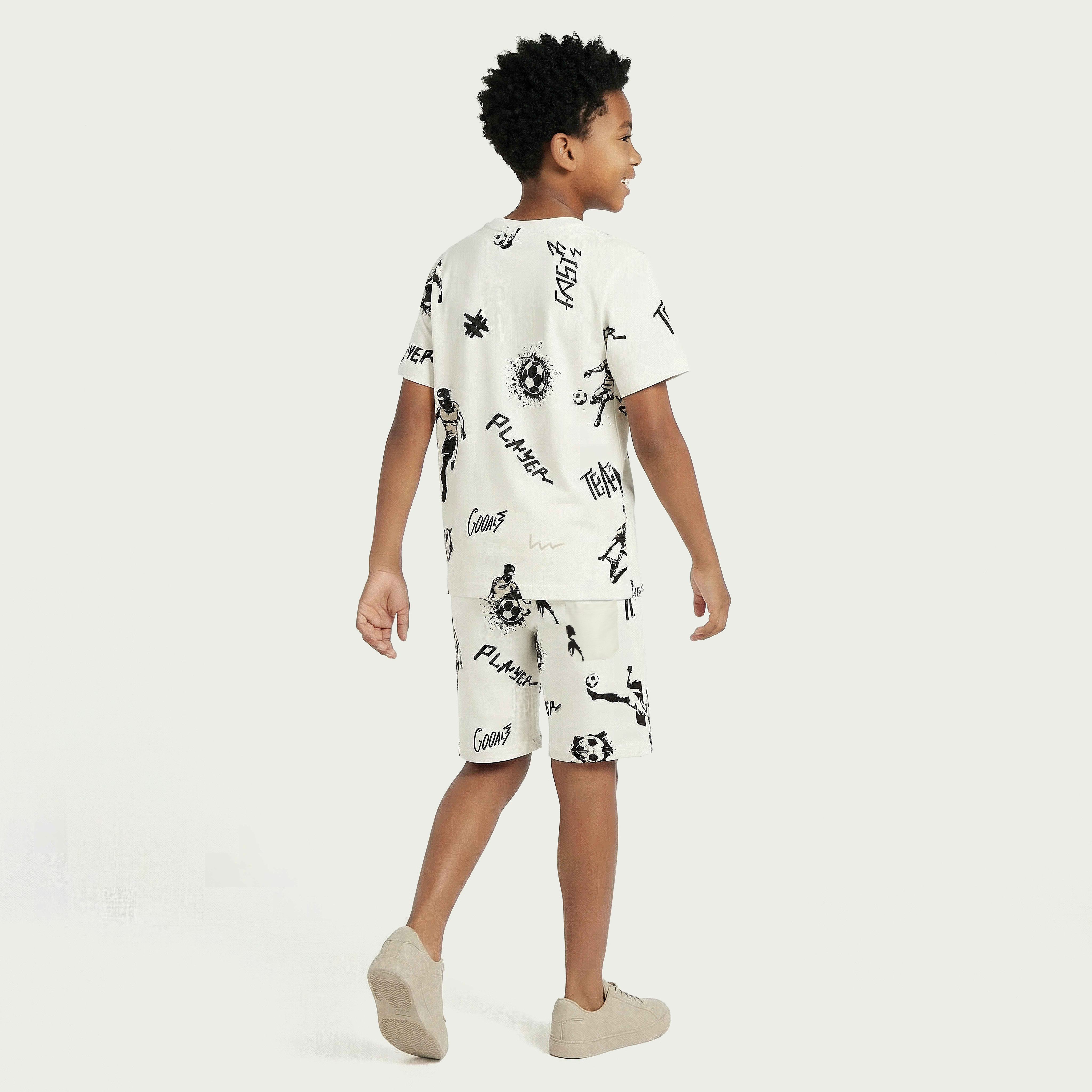 تيشيرتات بأكمام قصيرة وياقة ضيقة مع شورت بطبعات كرة قدم من جونيورز - طقم 3 قطع-boys-clothing-setsandcoords-image-9