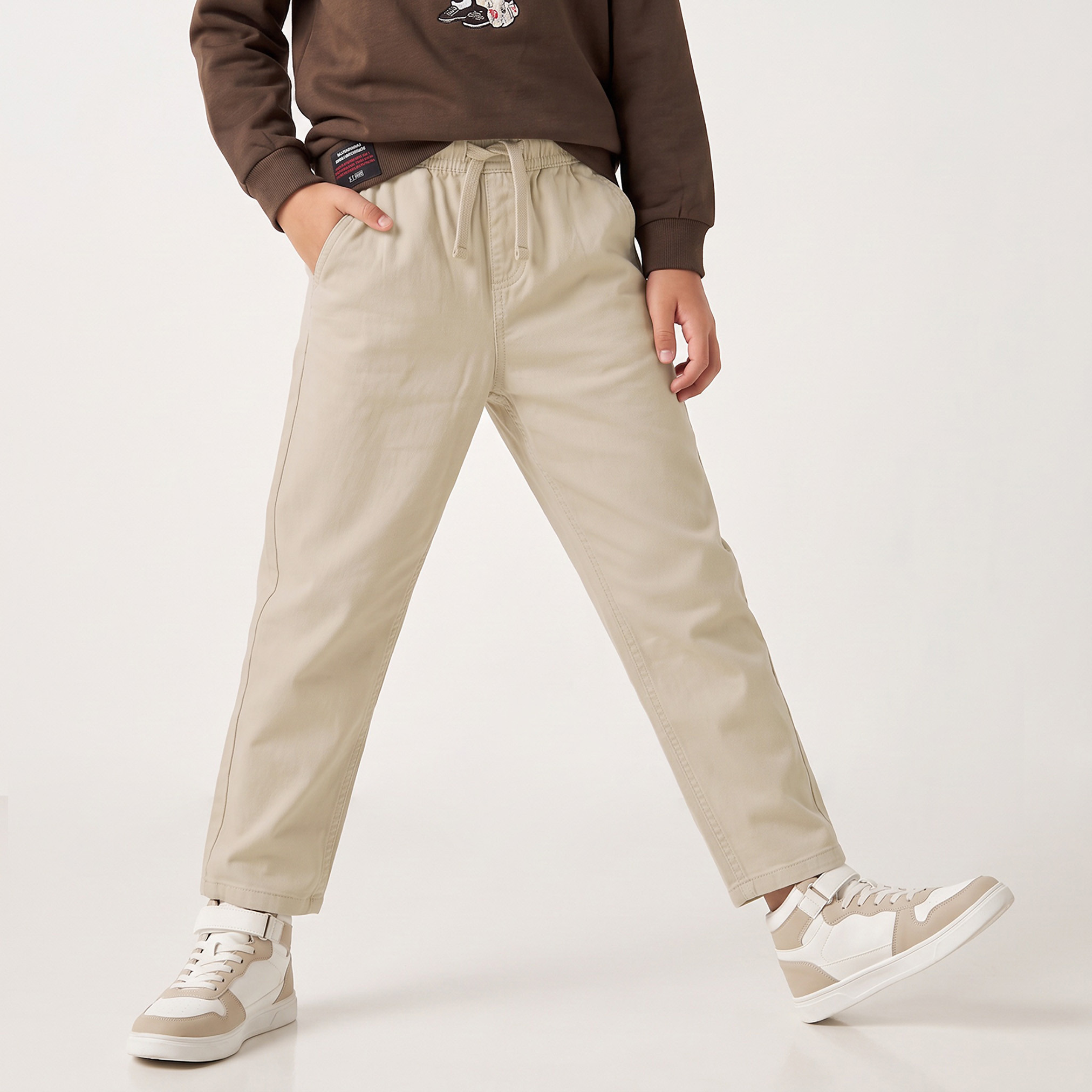 بنطلون قطن بقصّة مستقيمة وجيوب من جونيورز-boys-clothing-bottoms-joggersandtrackpants-image-1