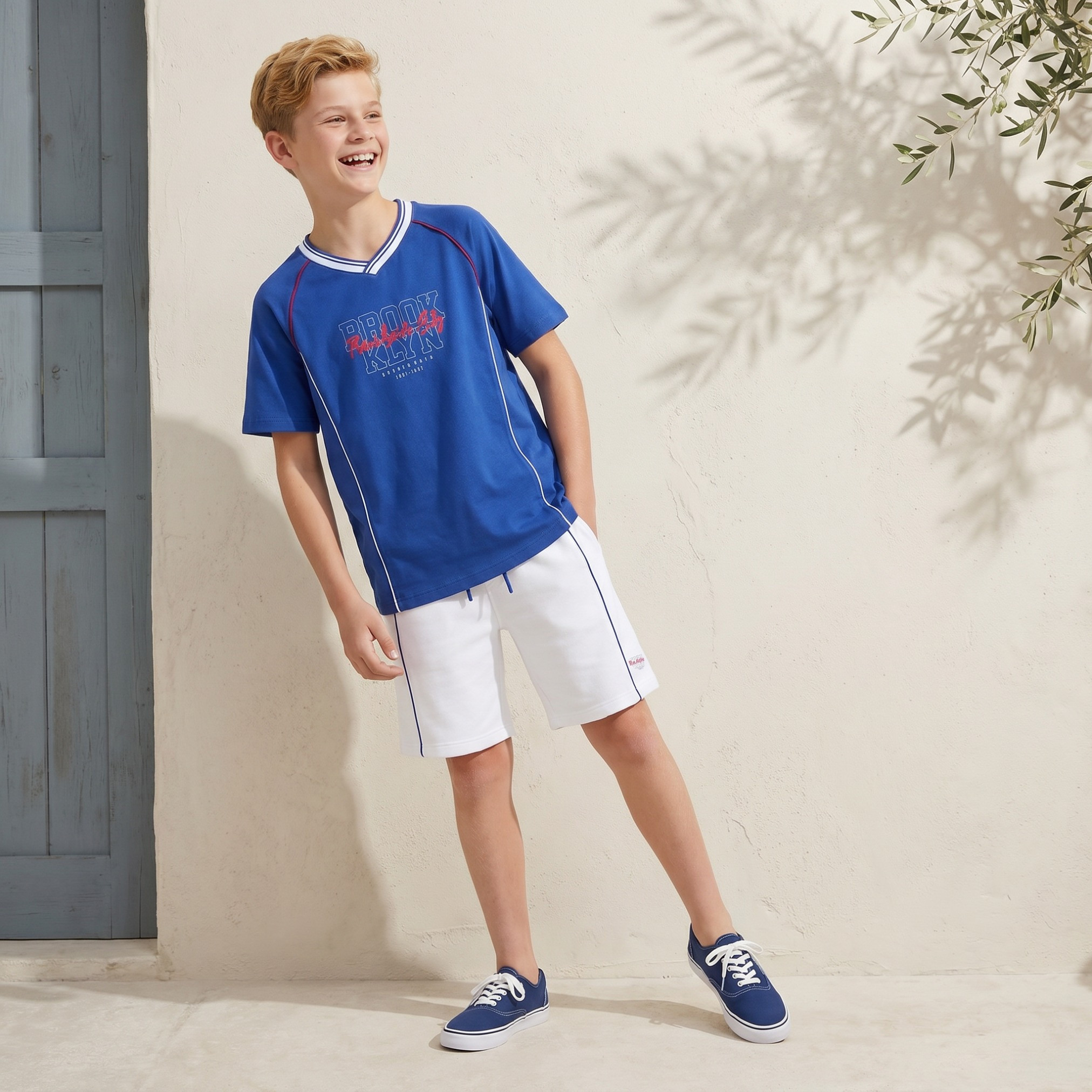 طقم شورت وتيشيرت برقبة V وأكمام قصيرة وطبعات من جونيورز-boys-clothing-setsandcoords-image-1