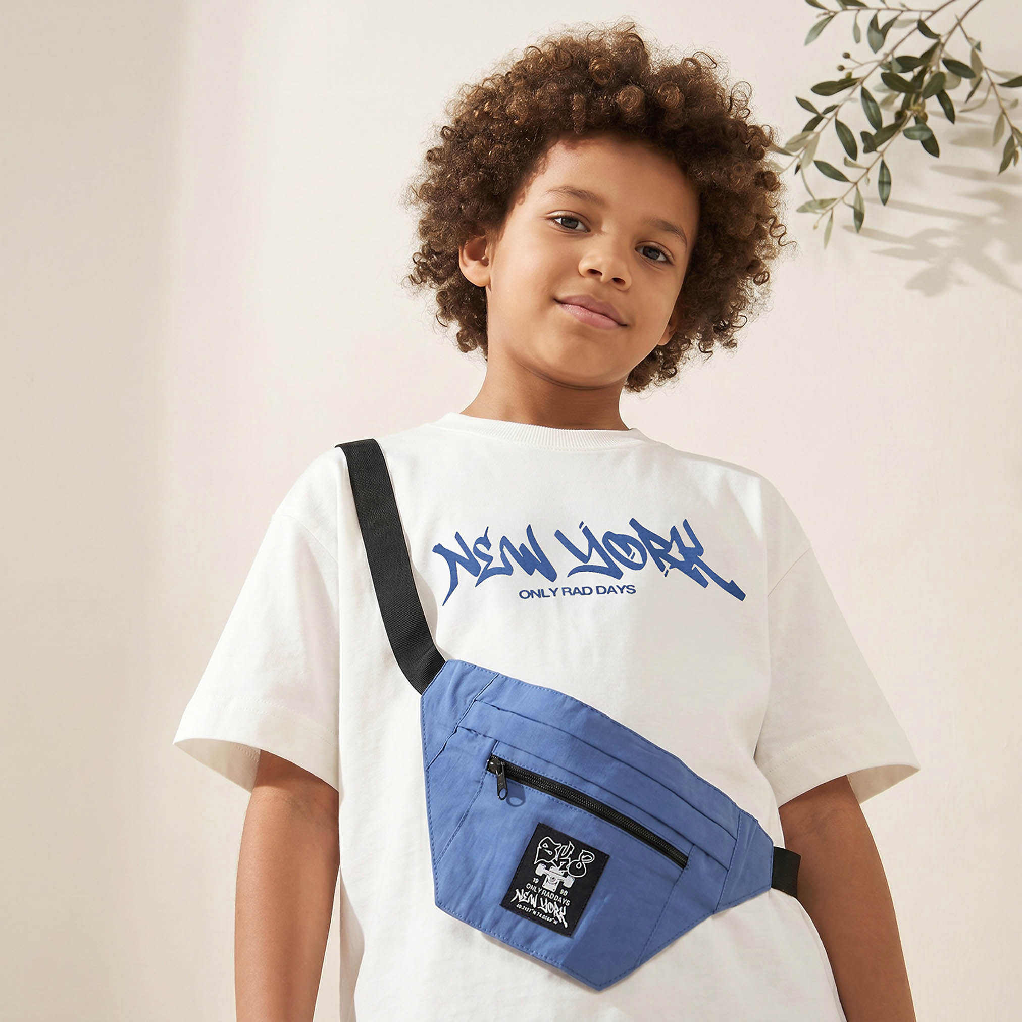طقم تيشيرت بياقة دائرية وأكمام قصيرة مع شورت وزينة شنطة من جونيورز-boys-clothing-setsandcoords-image-7